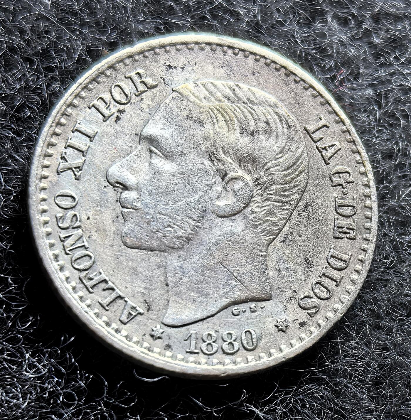 西班牙、丹属西印度、法属殖民地、乌拉圭银币古铜币，周五晚上九点倒数截拍，满百包邮，可寄存半年，喜欢朋友微信扫描二维码可直接参拍 西班牙1880年50分小银币，km685