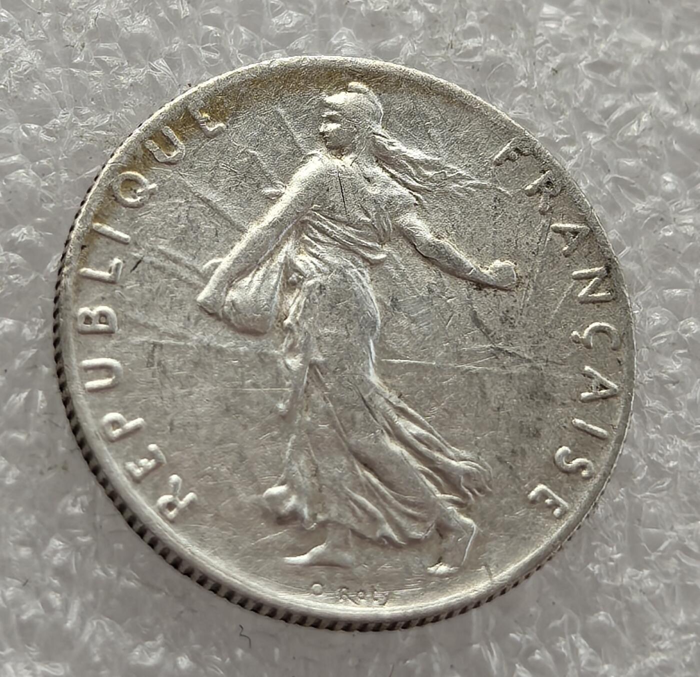  外国优质老铜币银币，周六九点倒数截拍，满百包邮，可寄存半年，喜欢朋友微信扫描二维码可直接参拍