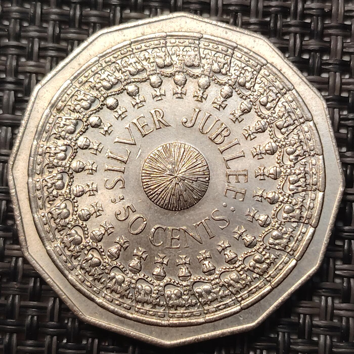 布加迪🐬～世界钱币(上海)🌾第 258 期 /  各国套币和散币 澳大利亚🇦🇺 1977年 50分 女王加冕纪念币 32mm