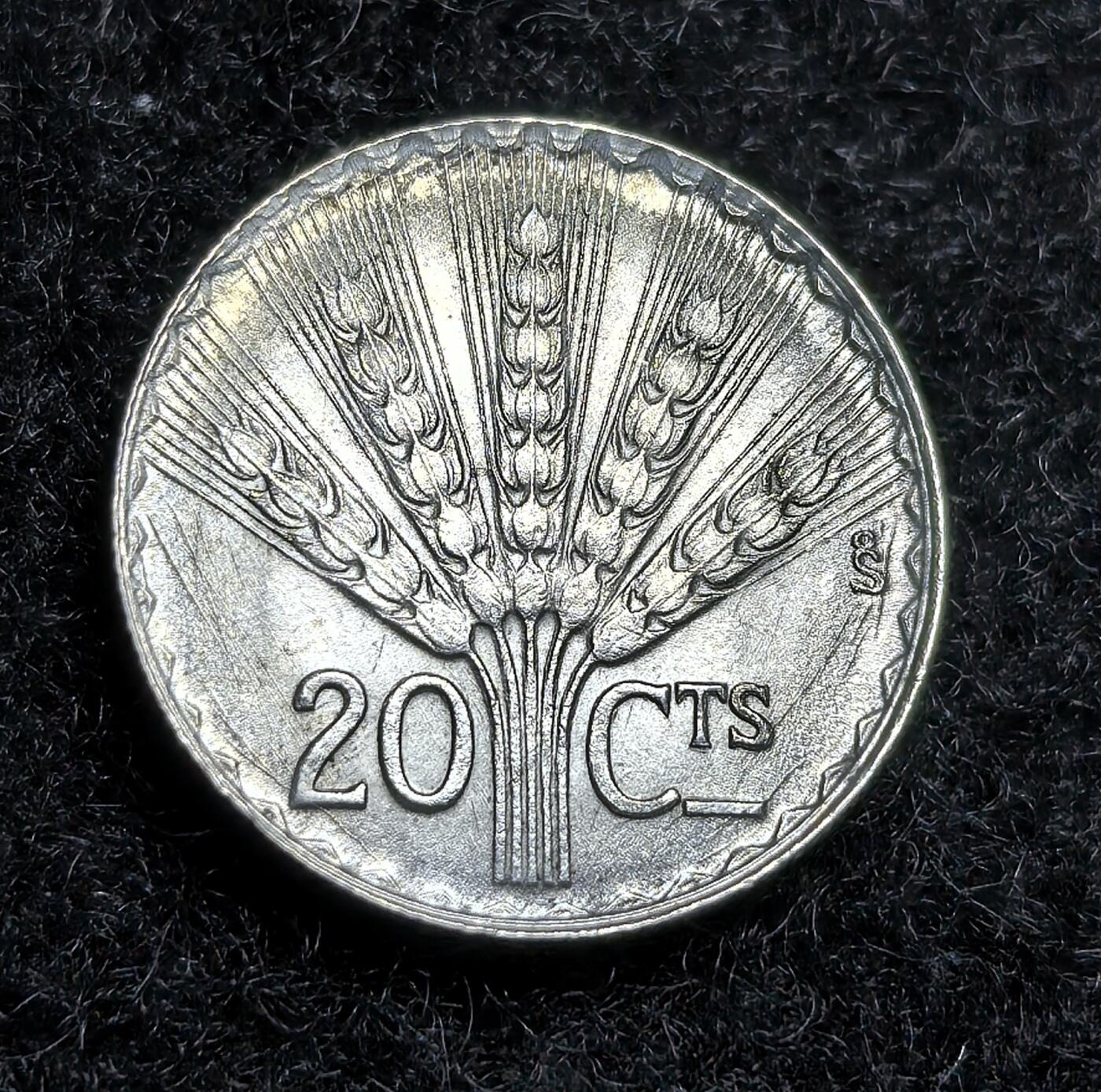 西班牙、丹属西印度、法属殖民地、乌拉圭银币古铜币，周五晚上九点倒数截拍，满百包邮，可寄存半年，喜欢朋友微信扫描二维码可直接参拍 UNC品相乌拉圭1942年20分银币，km29