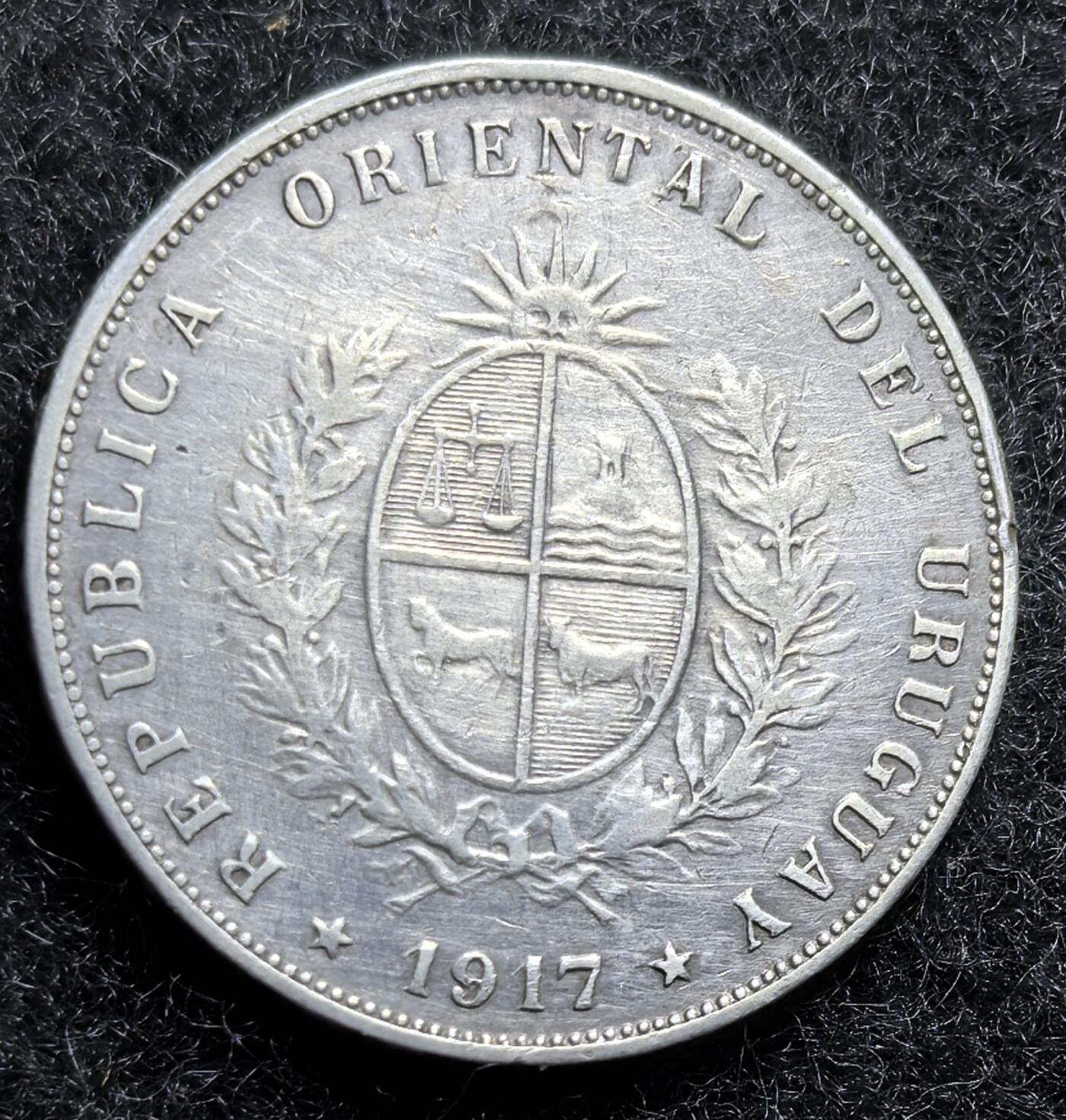 西班牙、丹属西印度、法属殖民地、乌拉圭银币古铜币，周五晚上九点倒数截拍，满百包邮，可寄存半年，喜欢朋友微信扫描二维码可直接参拍 AU品相乌拉圭1917年50分银币，km22