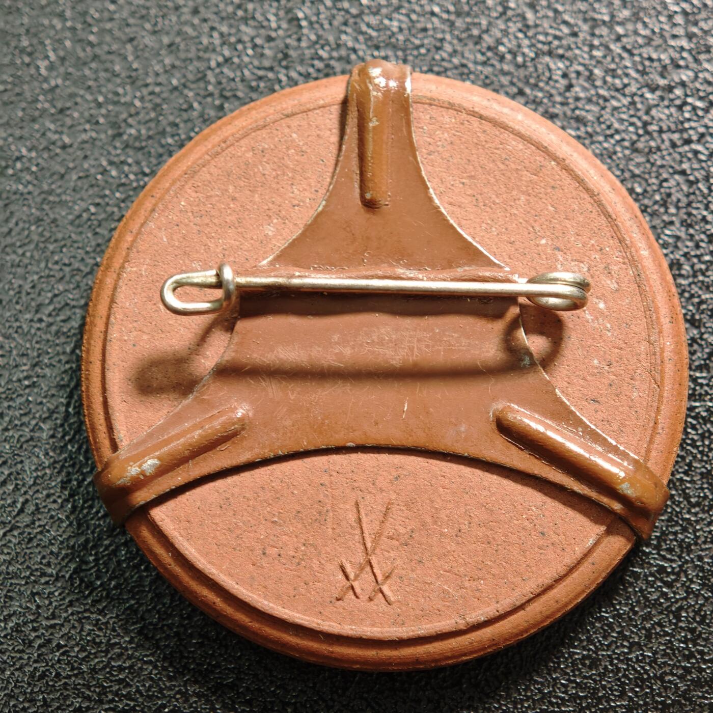 【德藏】世界币章拍卖第152期（拍品征集中~欢迎藏友联系） 1939年 德国小胡子陶瓷胸章 直径约：36.9mm；重约：11.7g（原图请联系客服）