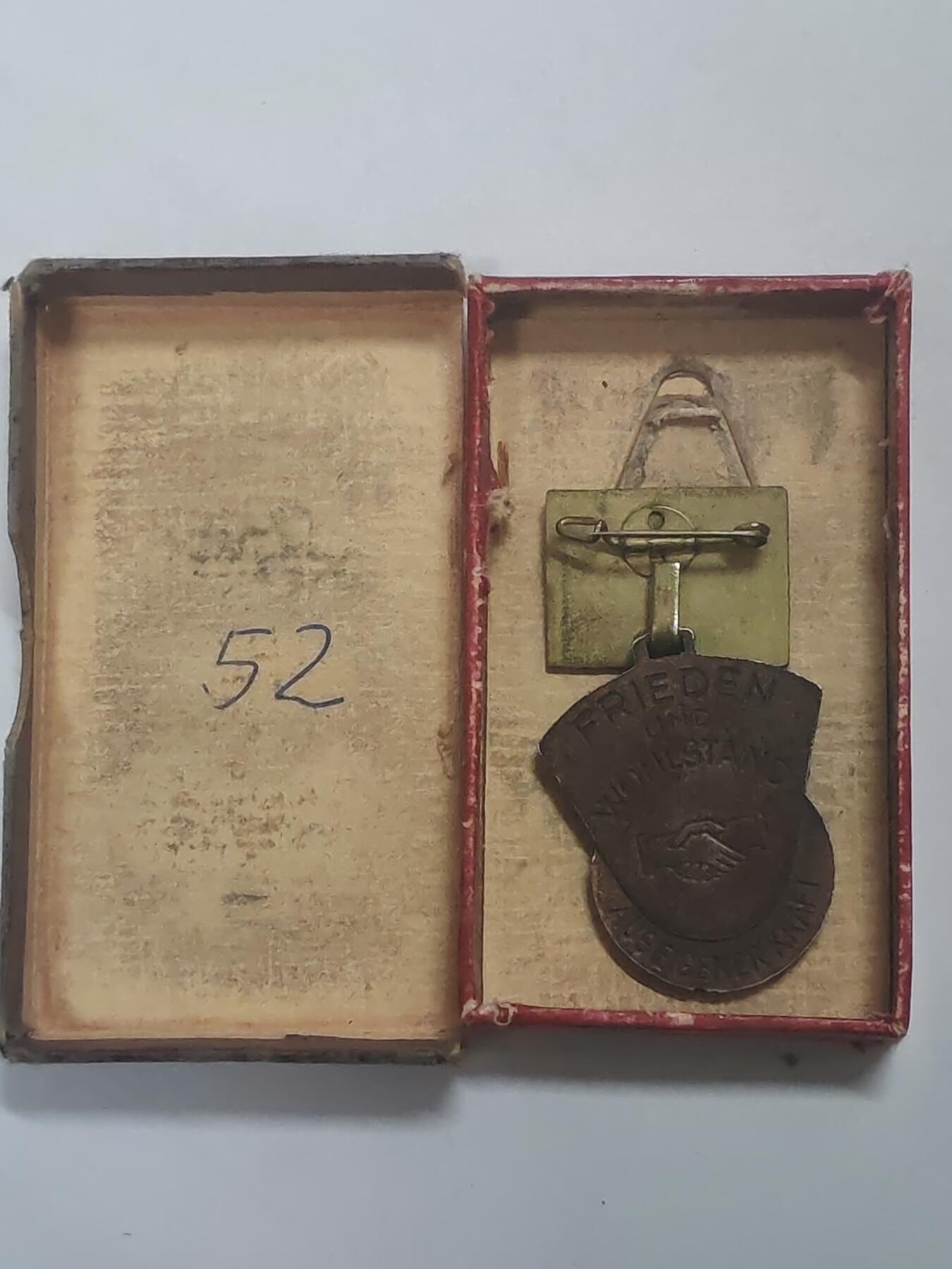 荷兰第128期勋赏拍卖 民主德国五年计划劳动模范奖章 带原盒