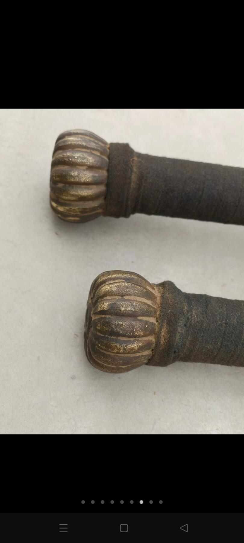 清代民国古代老兵器一对。铜手铜铛，做工精细奇特，包浆浑厚皮克老辣，全品完整牢固值得拥有。 尺寸长65/直径12Cm重4.5斤。