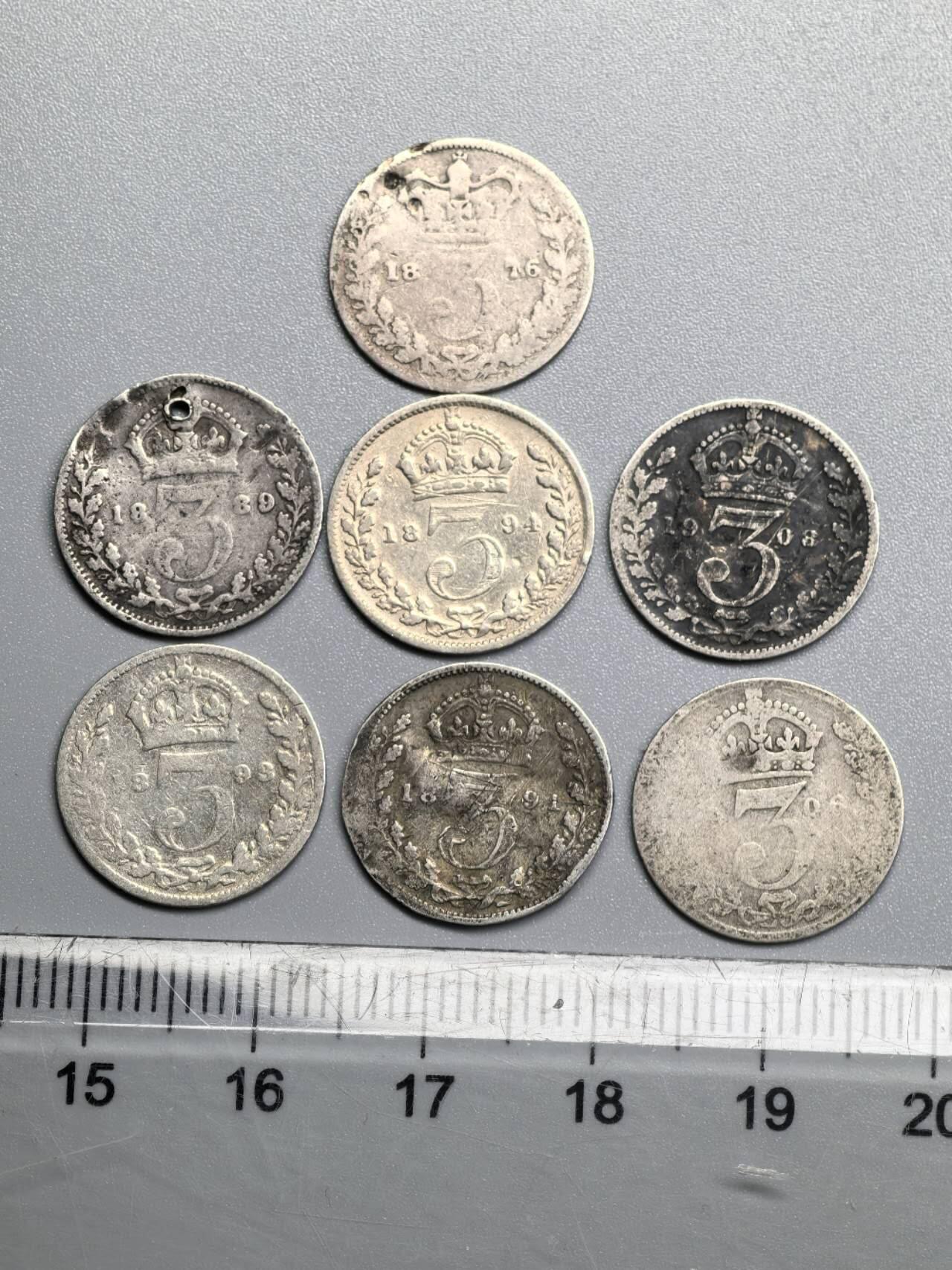 小驴勋章奖章收藏11月8日周六晚6点拍卖（珍爱和平，收藏战争，铭记历史，勿忘国耻，忠党爱国。有偿代拍，送拍规则在简介最后，参拍须阅读规则后再参拍，关系到运费包装发货时效真假辨别等关键信息，拍卖时不再发原图，看大图店主微信码在最后拍品里） 英国18XX年-190X年小银币一组，品如图，有几枚有点翘边