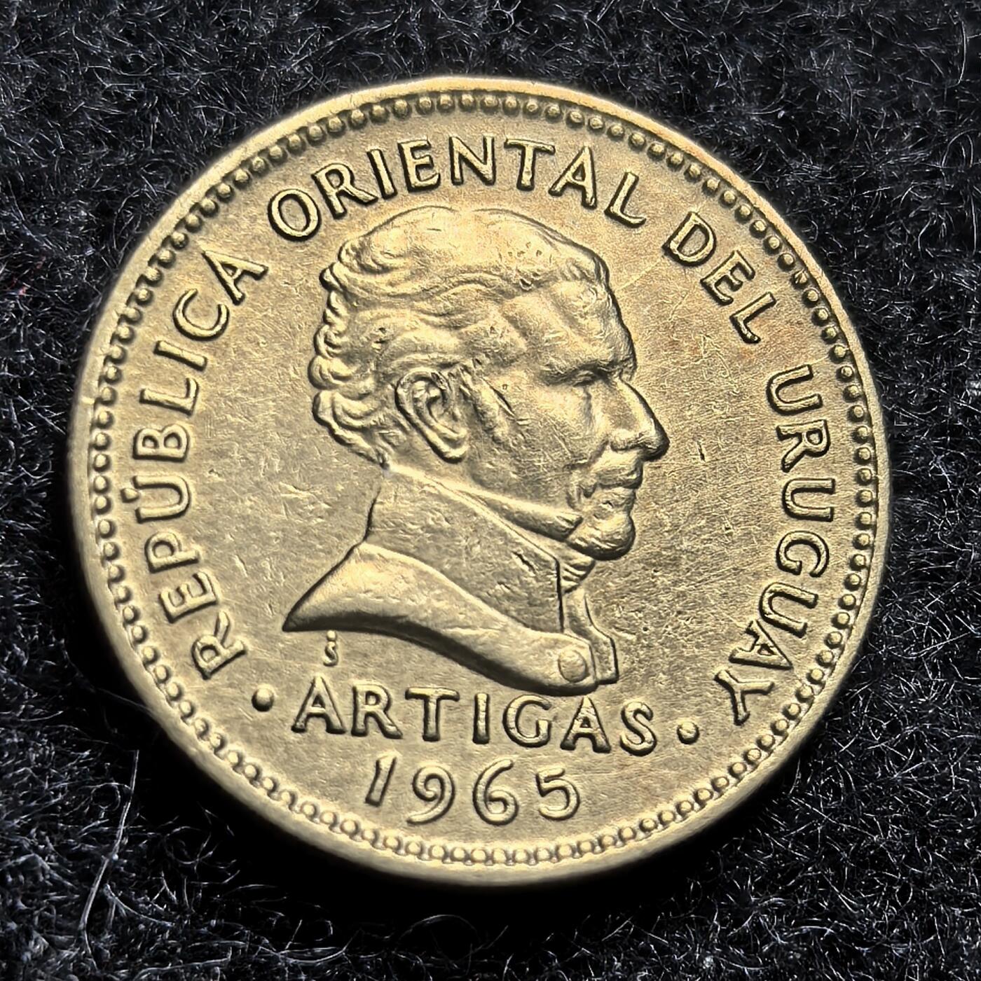 西班牙、丹属西印度、法属殖民地、乌拉圭银币古铜币，周五晚上九点倒数截拍，满百包邮，可寄存半年，喜欢朋友微信扫描二维码可直接参拍 好品相乌拉圭1965年1比索，km46