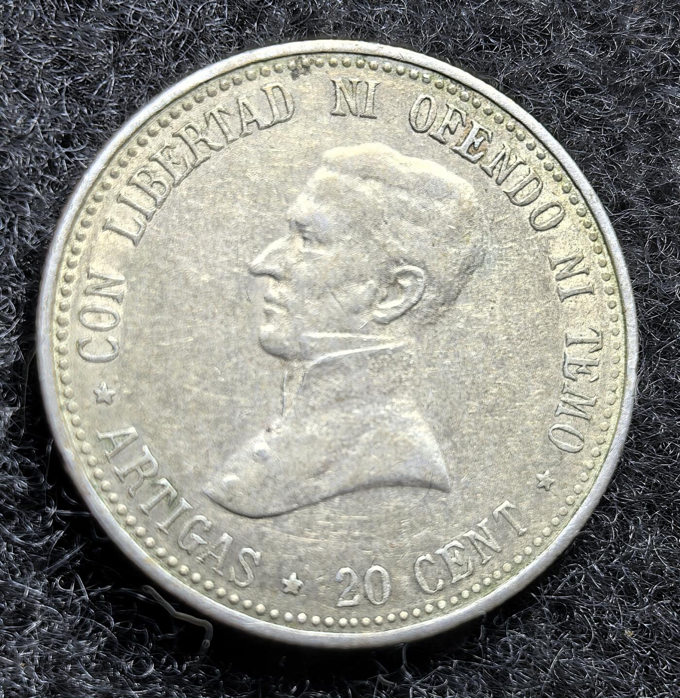 西班牙、丹属西印度、法属殖民地、乌拉圭银币古铜币，周五晚上九点倒数截拍，满百包邮，可寄存半年，喜欢朋友微信扫描二维码可直接参拍 好品相乌拉圭1920年20分银币，km24