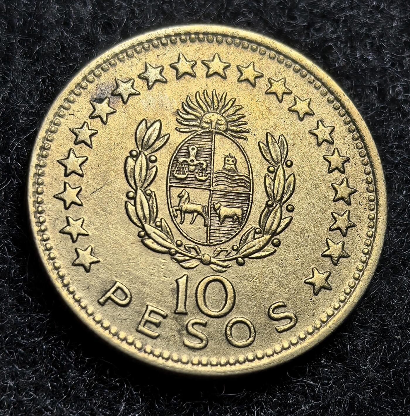 西班牙、丹属西印度、法属殖民地、乌拉圭银币古铜币，周五晚上九点倒数截拍，满百包邮，可寄存半年，喜欢朋友微信扫描二维码可直接参拍 XF品相乌拉圭1965年10比索，km48