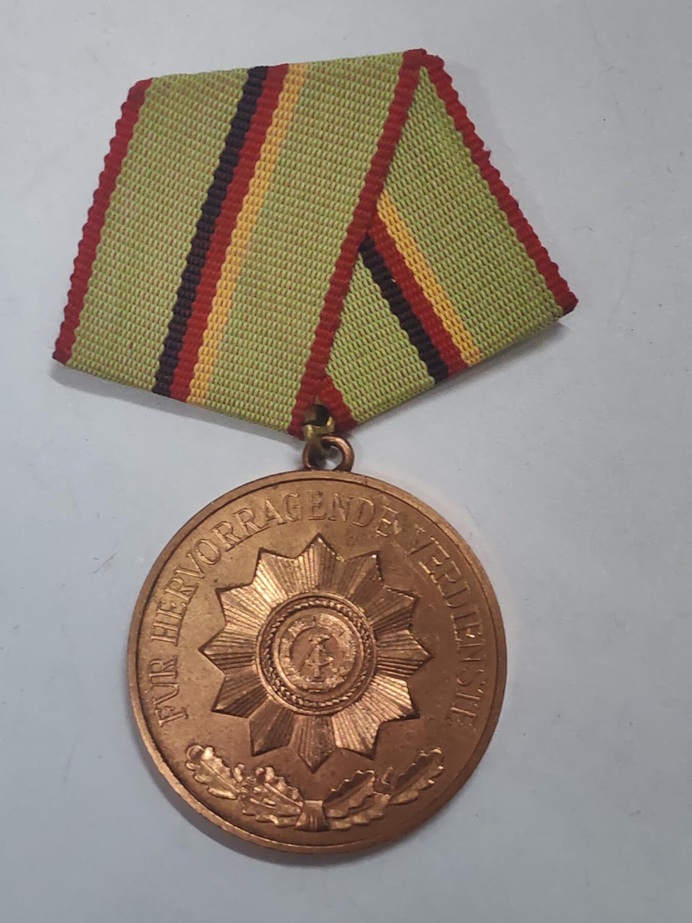 荷兰第128期勋赏拍卖 民主德国铜级内务部功绩服役奖章