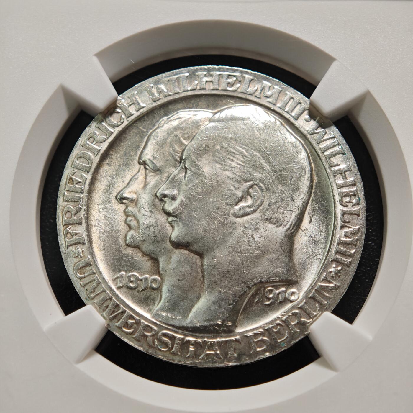 【德藏】世界币章拍卖第152期（拍品征集中~欢迎藏友联系） 1910年 德国柏林大学3马克 原光极强 转光十足 背面明显币胚缺陷使得具有错币趣味 原光品相及错版趣味一同呈现 NGC MS63
