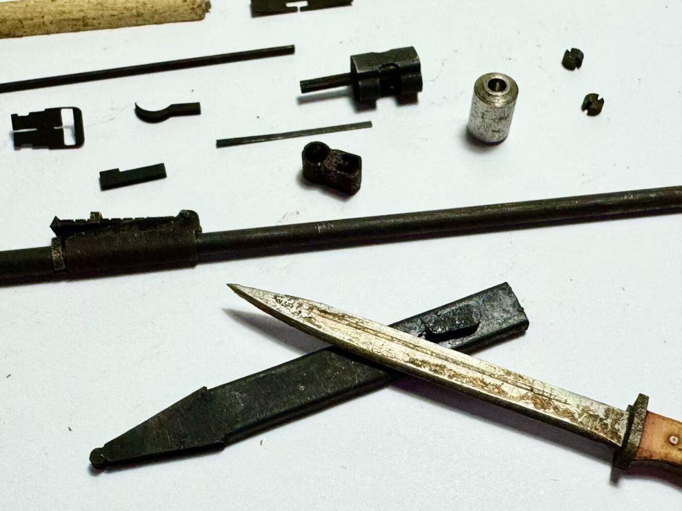 零元拍：钛金 1/6 早期版金属与木制 WWII 98K 模型。全分解状态。无任何击发与射击功能，材质：金属与实木，可拆解。图片仅为展示，以实物为准。全新。