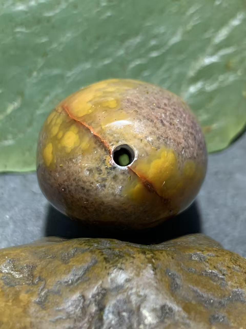 精美冻料鸡油黄糖心料战国红玛瑙勒子一颗！