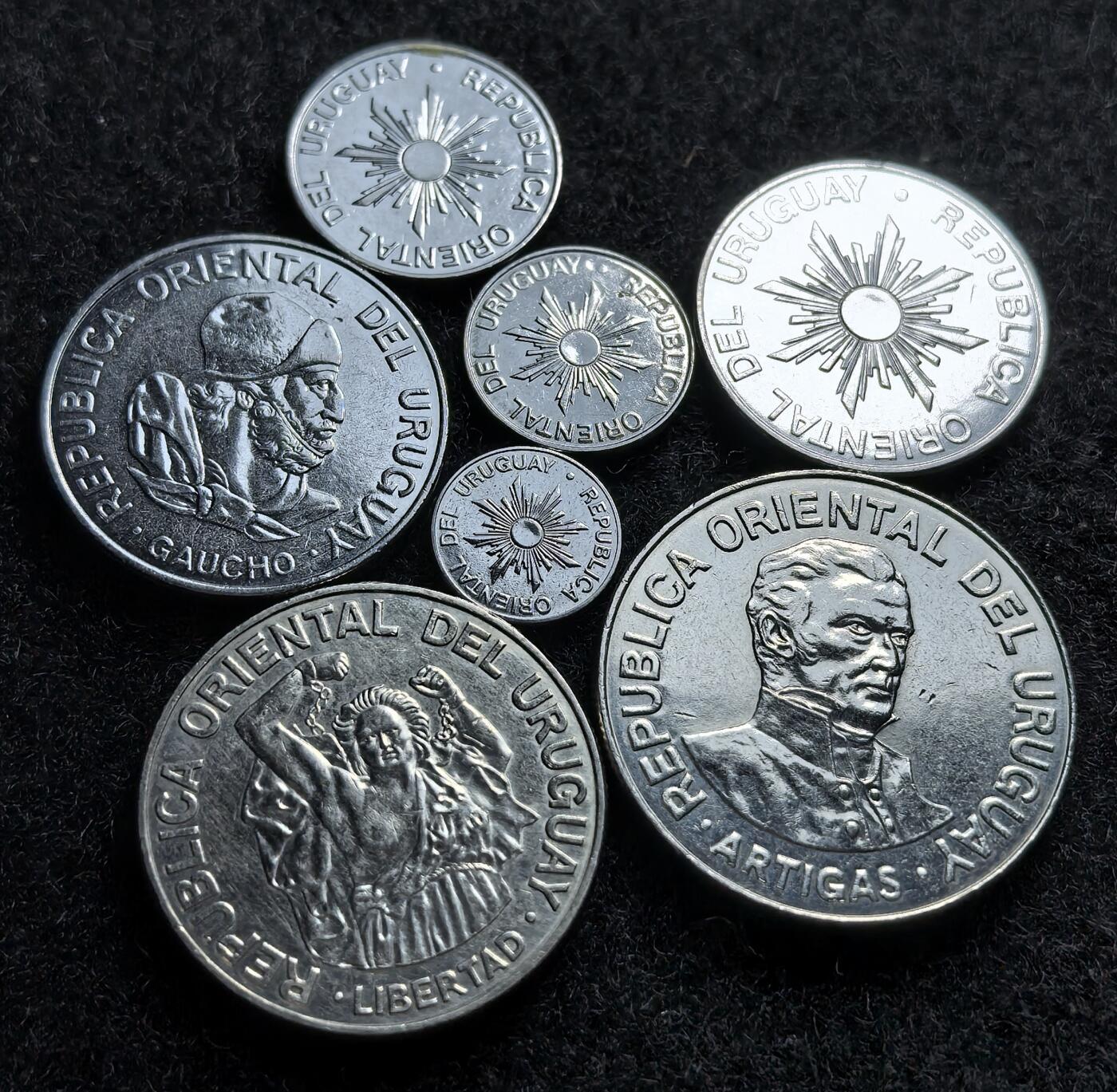 西班牙、丹属西印度、法属殖民地、乌拉圭银币古铜币，周五晚上九点倒数截拍，满百包邮，可寄存半年，喜欢朋友微信扫描二维码可直接参拍 乌拉圭1989年通货膨胀币七枚套，km92-98