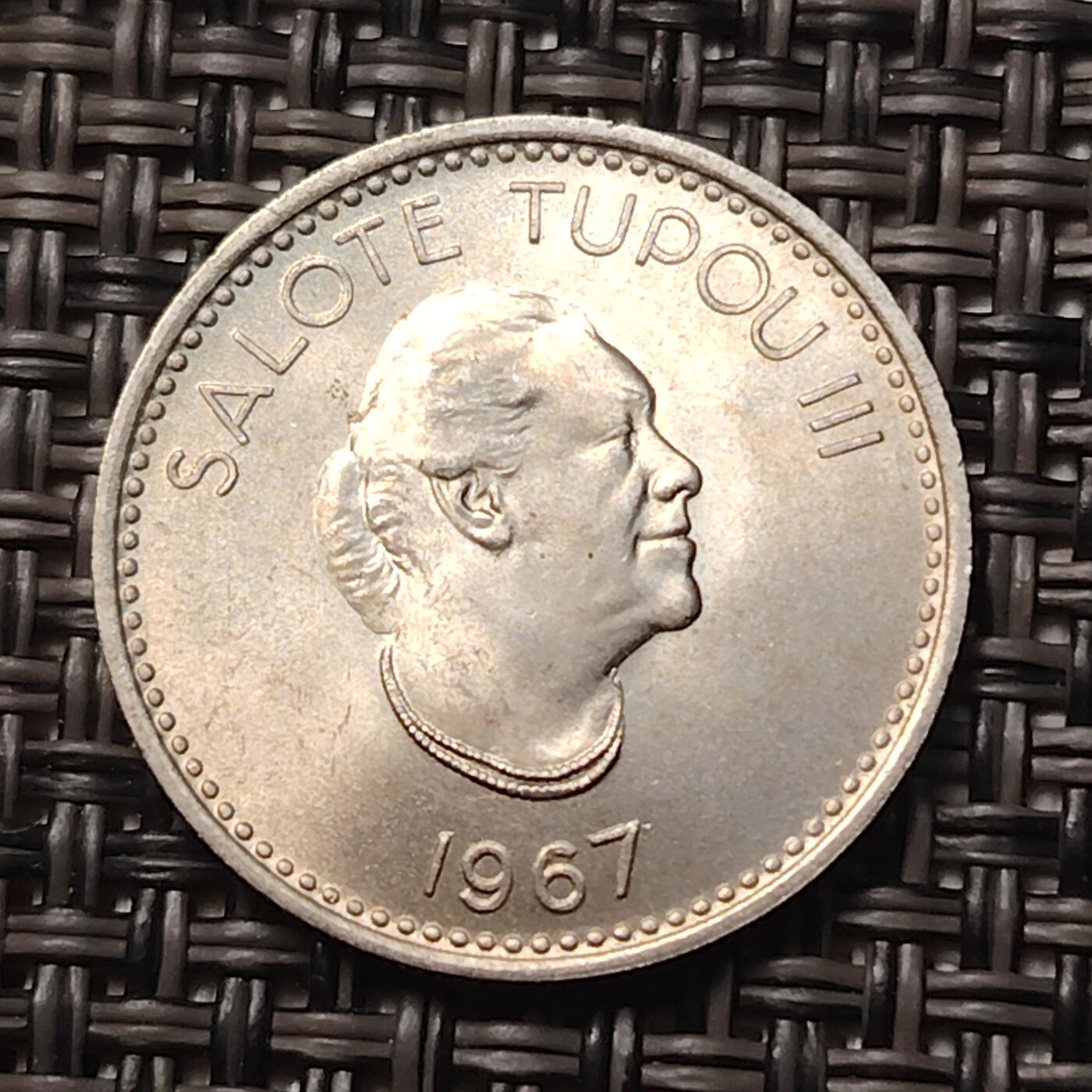 布加迪🐬～世界钱币(上海)🌾第 258 期 /  各国套币和散币 汤加🇹🇴 1967年 5分 萨洛特·图普三世女王纪念币 19.5mm