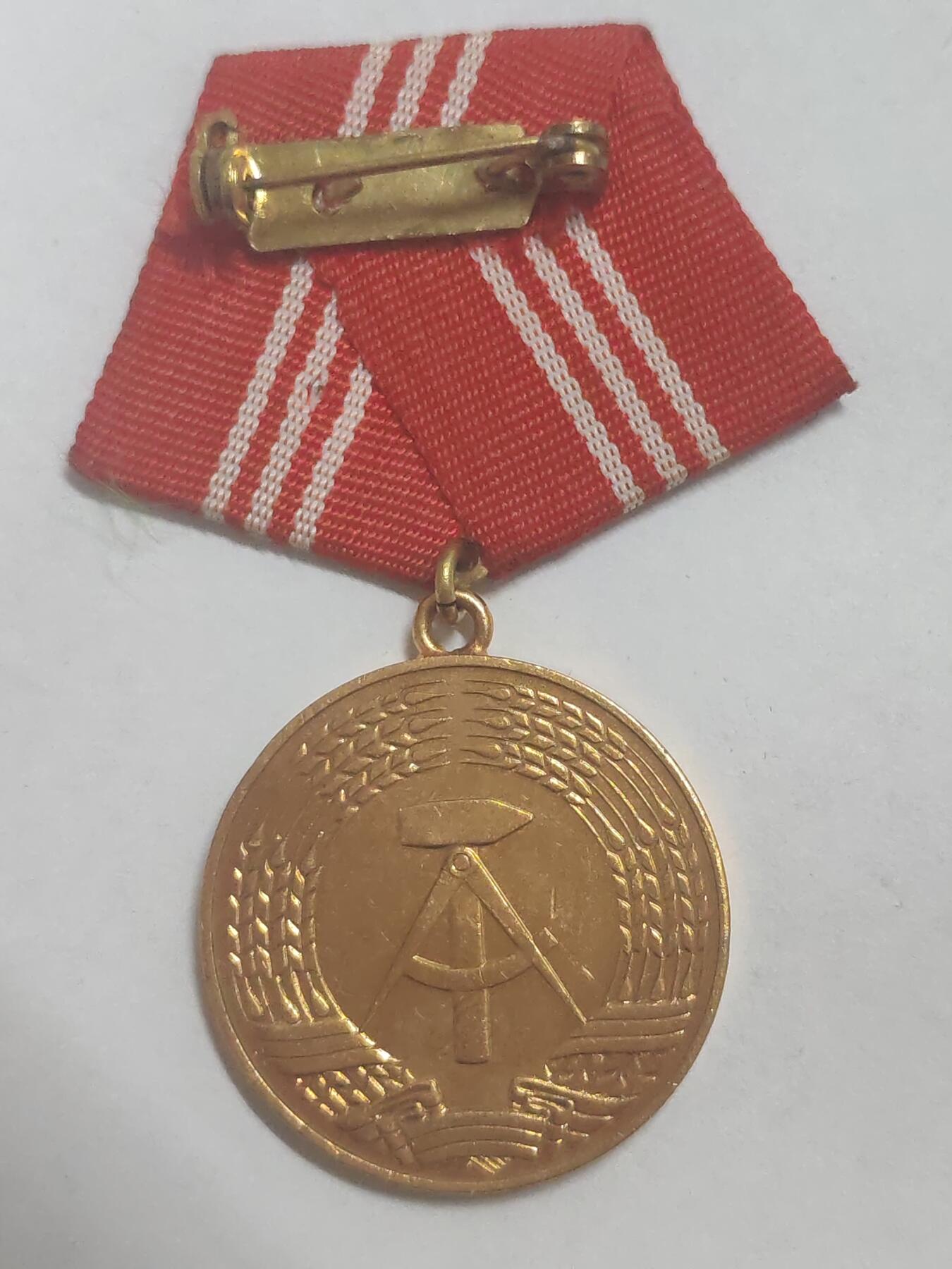 荷兰第128期勋赏拍卖 民主德国金级工战队忠诚服务奖章