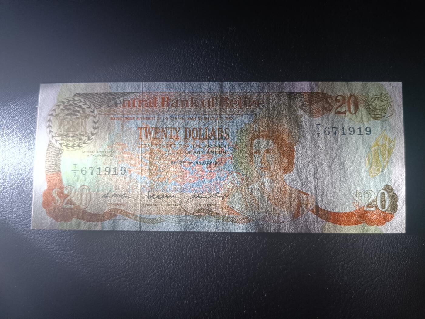 2025十一月第二期，总第200期 伯利兹1987版20元AUNC，珍珠冠女王和中央银行外景，少见中高面值