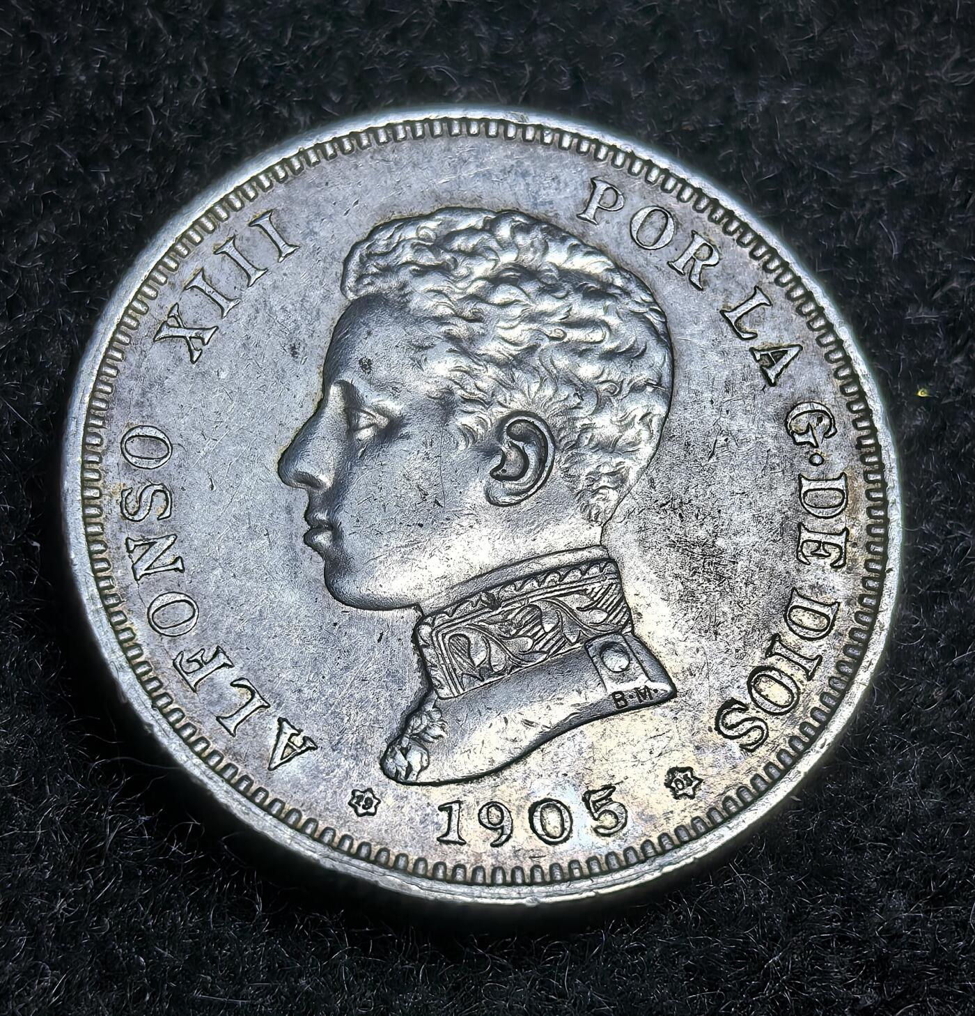 西班牙、丹属西印度、法属殖民地、乌拉圭银币古铜币，周五晚上九点倒数截拍，满百包邮，可寄存半年，喜欢朋友微信扫描二维码可直接参拍 UNC西班牙1905年2比塞塔银币，km725