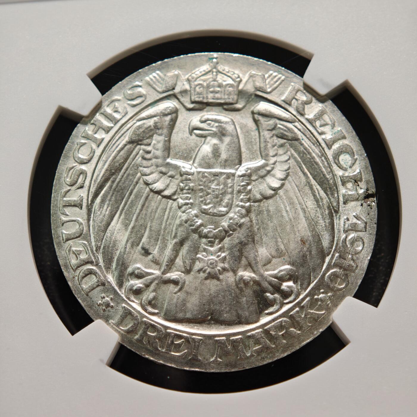 【德藏】世界币章拍卖第152期（拍品征集中~欢迎藏友联系） 1910年 德国柏林大学3马克 原光极强 转光十足 背面明显币胚缺陷使得具有错币趣味 原光品相及错版趣味一同呈现 NGC MS63