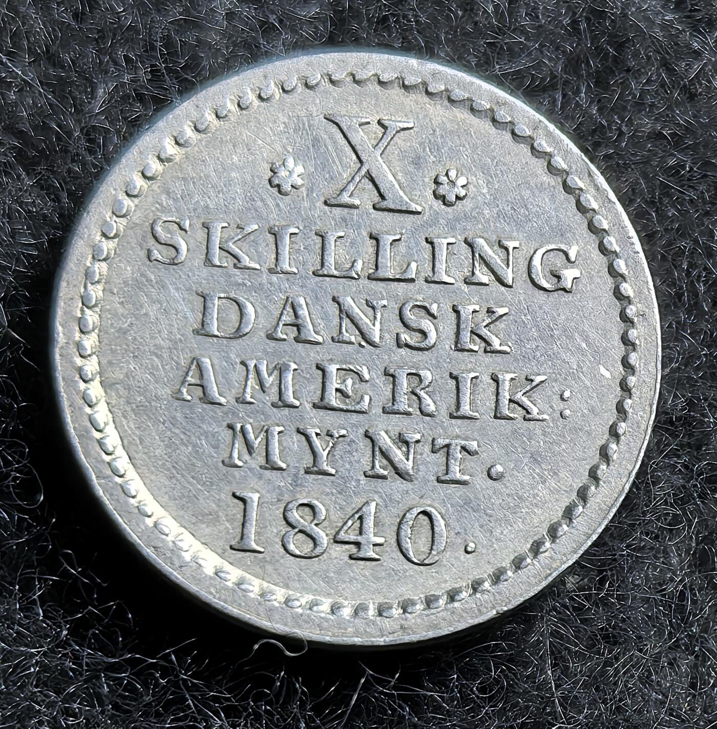 西班牙、丹属西印度、法属殖民地、乌拉圭银币古铜币，周五晚上九点倒数截拍，满百包邮，可寄存半年，喜欢朋友微信扫描二维码可直接参拍 好品丹属西印度1840年10斯克林小银币km16