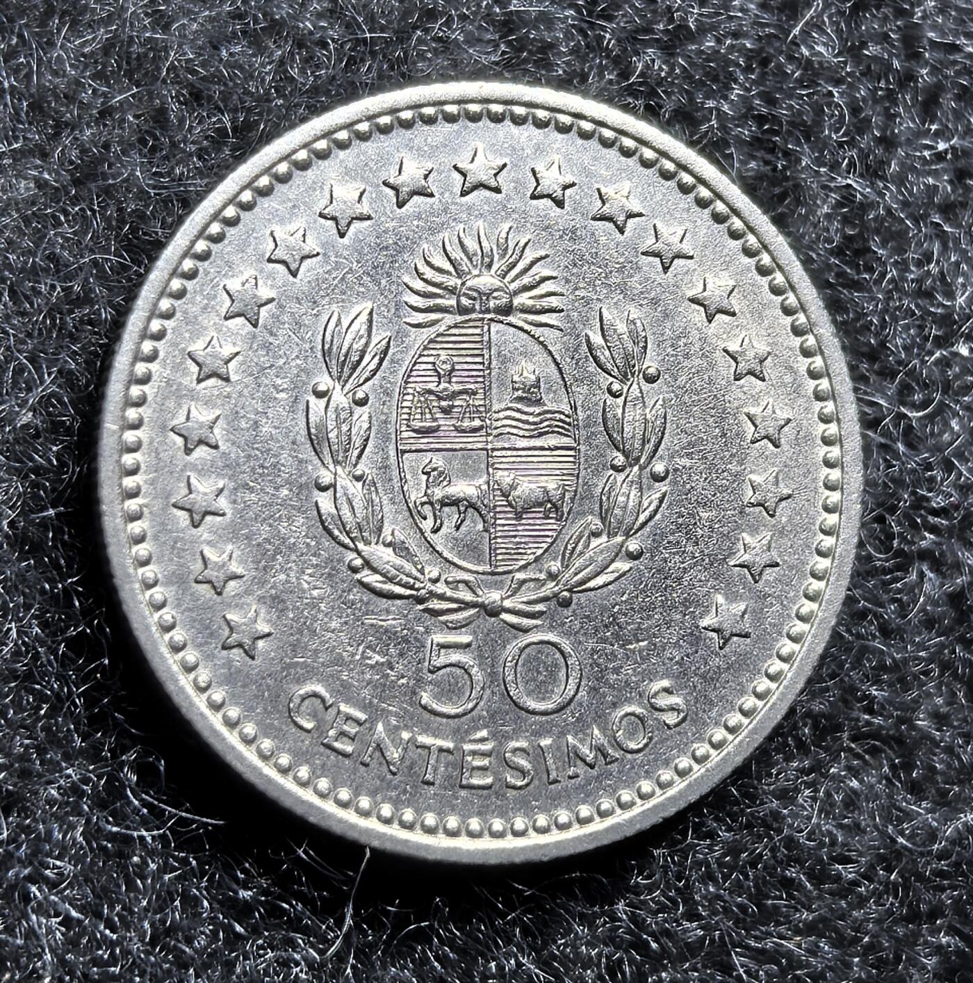 西班牙、丹属西印度、法属殖民地、乌拉圭银币古铜币，周五晚上九点倒数截拍，满百包邮，可寄存半年，喜欢朋友微信扫描二维码可直接参拍 AU品相乌拉圭1960年50分，km41