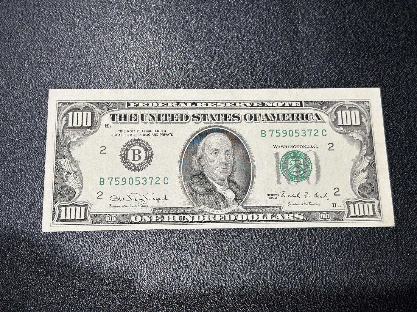 《外钞收藏家》第五百八十二期（精品场）（本平台长期征集拍品、欢迎藏友们联系合作） 1990年美国小头版100美元 UNC-