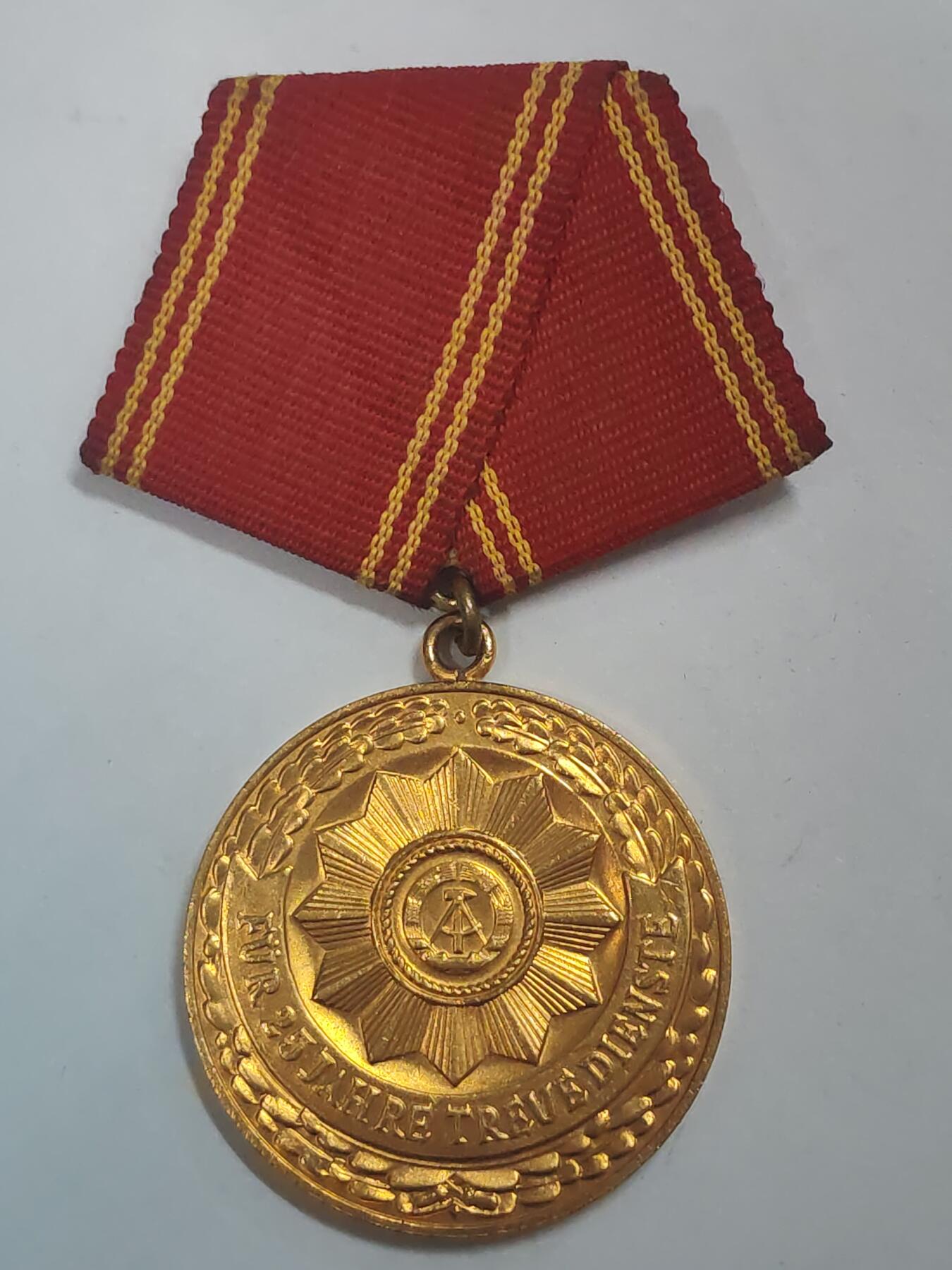 荷兰第128期勋赏拍卖 民主德国特级二等内务部圆满服务奖章