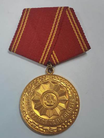 荷兰第128期勋赏拍卖 - 民主德国特级二等内务部圆满服务奖章