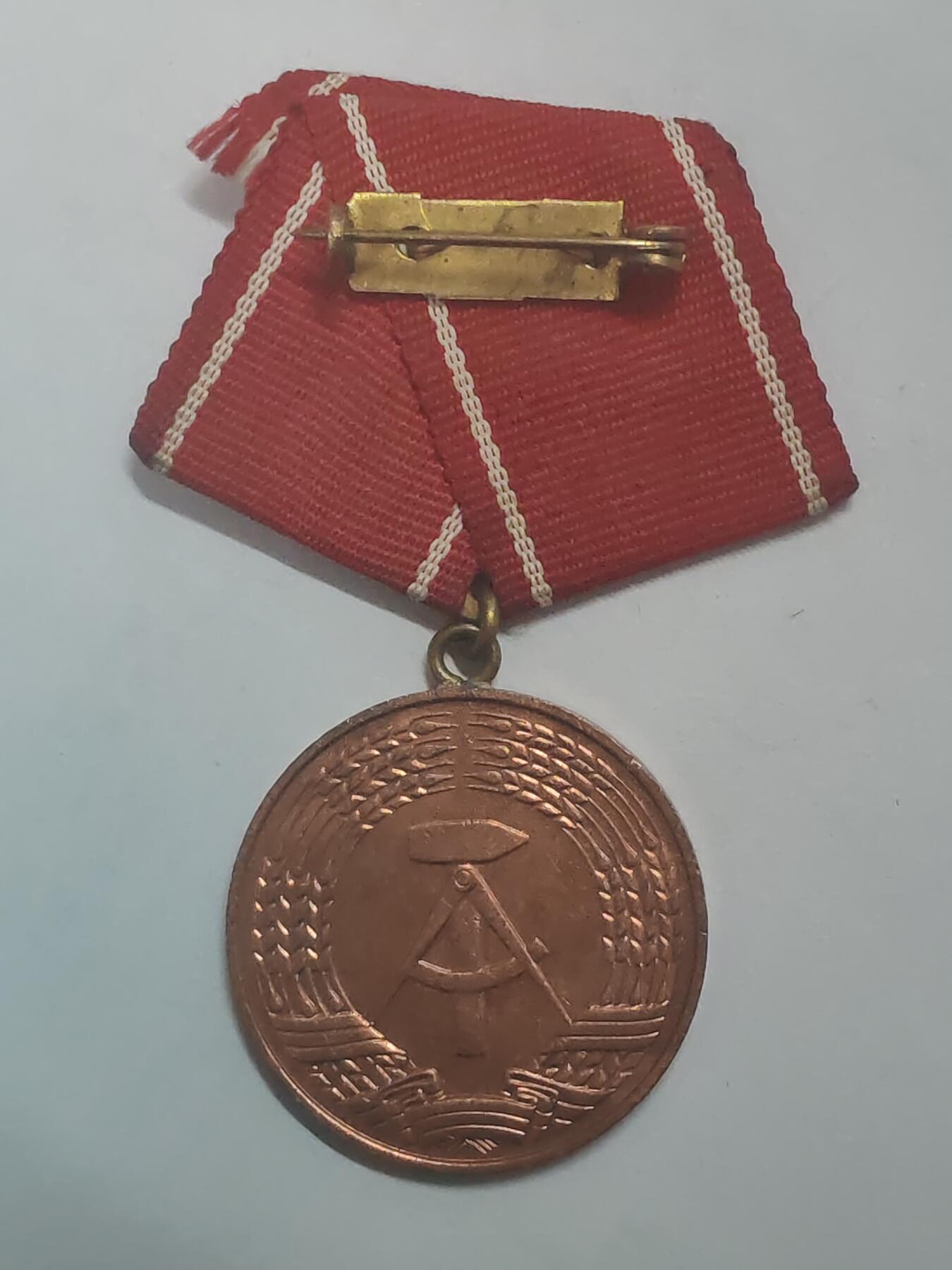 荷兰第128期勋赏拍卖 民主德国工战队优异成就奖章