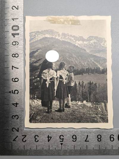 小驴勋章奖章收藏11月8日周六晚6点拍卖（珍爱和平，收藏战争，铭记历史，勿忘国耻，忠党爱国。有偿代拍，送拍规则在简介最后，参拍须阅读规则后再参拍，关系到运费包装发货时效真假辨别等关键信息，拍卖时不再发原图，看大图店主微信码在最后拍品里） - 一个会画画的老人在和小朋友亲切交流，霍夫曼拍摄，收藏级相片，和普通流通照片价值不在一个数量级上