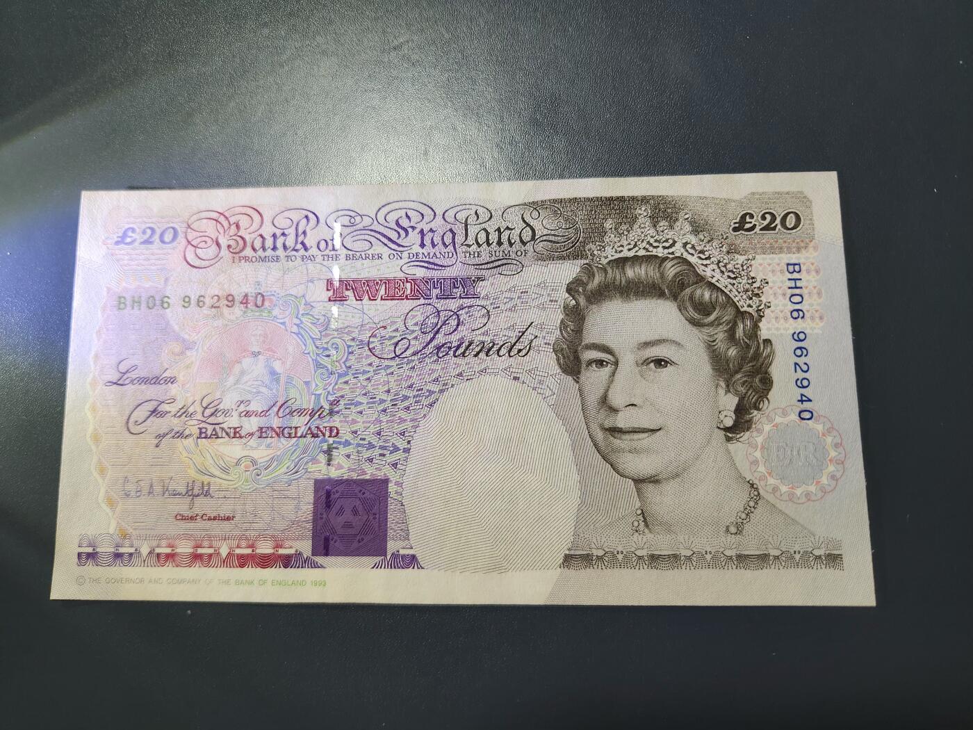 11月9号晚上8点 外国纸币自动截拍第54场 英国20镑 无折有脏