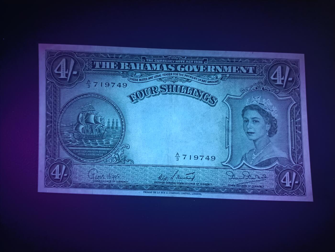 2025十一月第二期，总第200期 英属巴哈马1953版4先令AUNC，大皇冠女王和总督府徽章