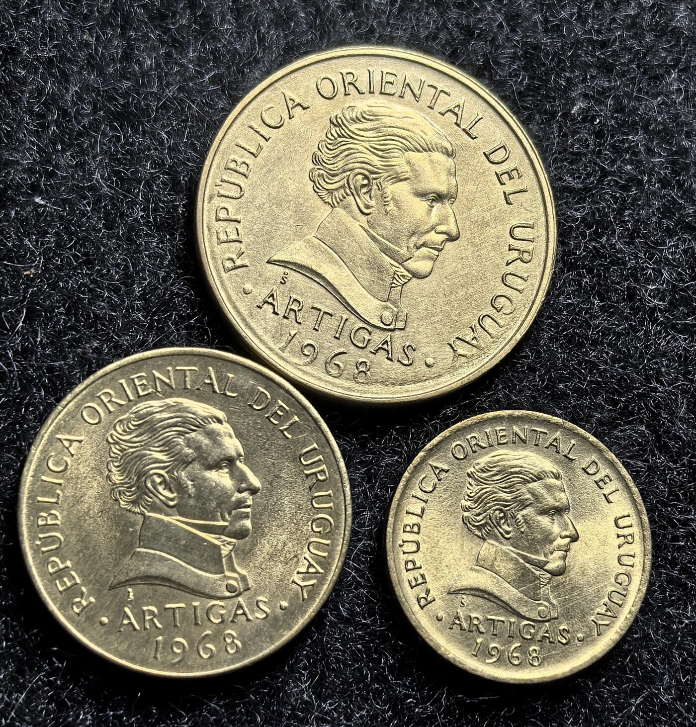 西班牙、丹属西印度、法属殖民地、乌拉圭银币古铜币，周五晚上九点倒数截拍，满百包邮，可寄存半年，喜欢朋友微信扫描二维码可直接参拍 乌拉圭1968年总统三枚套1、5、10比索