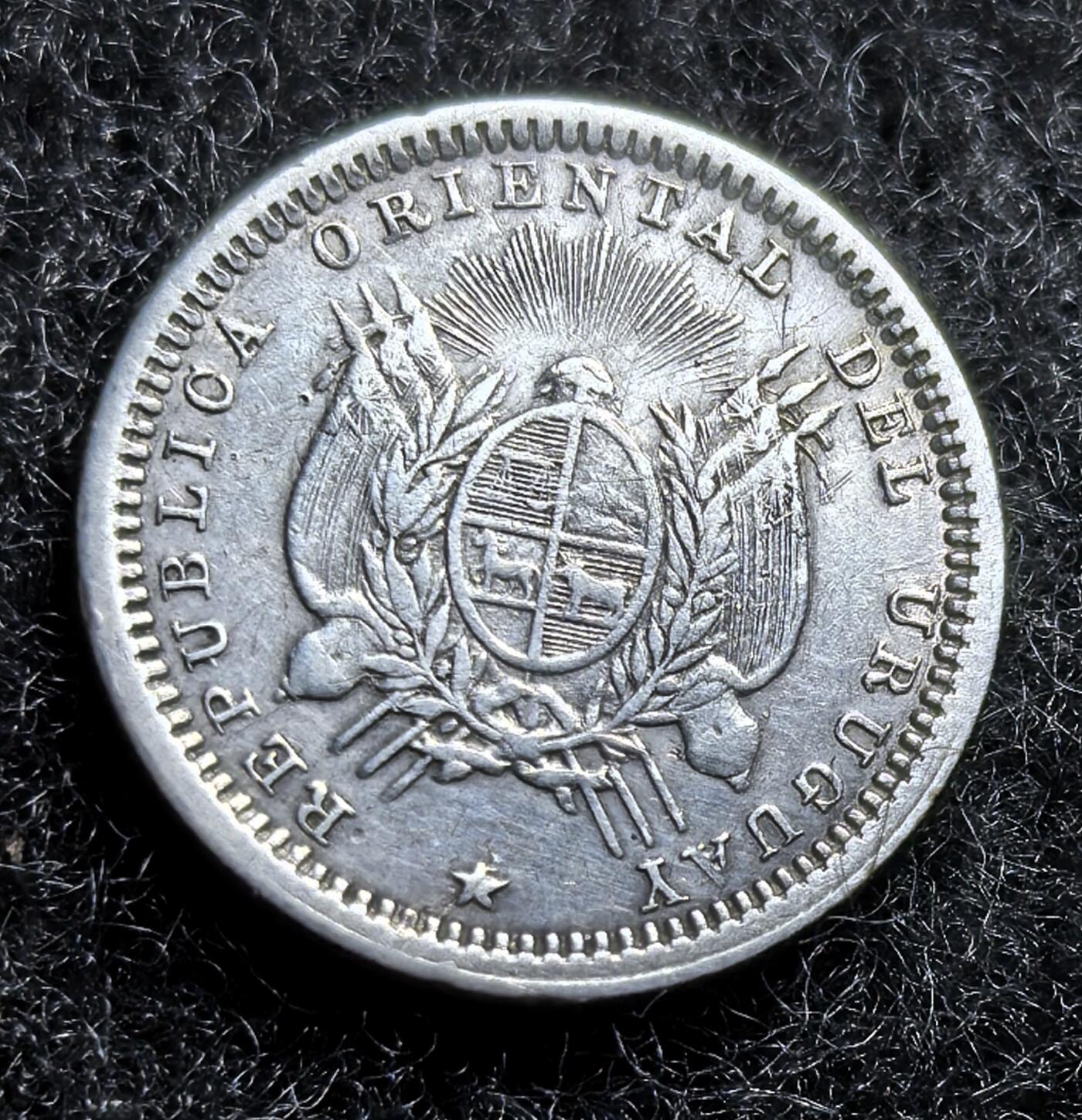 西班牙、丹属西印度、法属殖民地、乌拉圭银币古铜币，周五晚上九点倒数截拍，满百包邮，可寄存半年，喜欢朋友微信扫描二维码可直接参拍 XF乌拉圭1893年10分银币km14