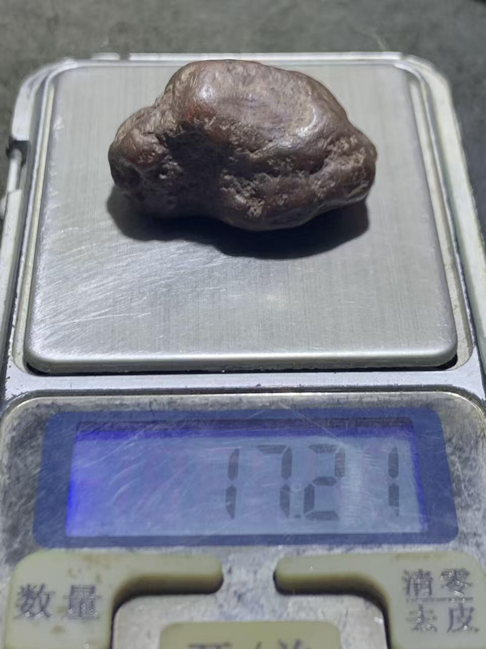 精美铁皮南红玛瑙原石一颗，