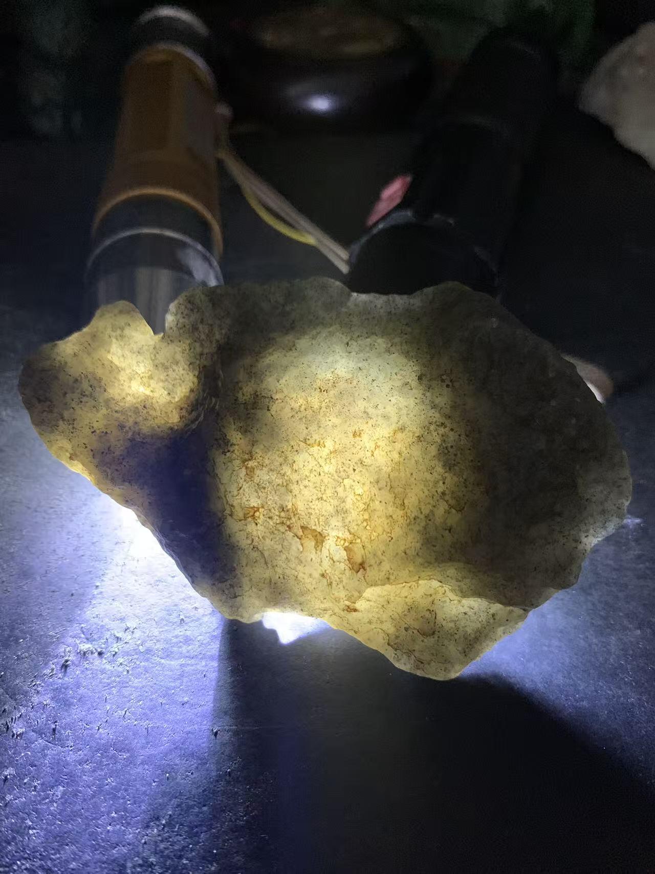 新疆戈壁风化纹和田玉青花玉原石一颗，