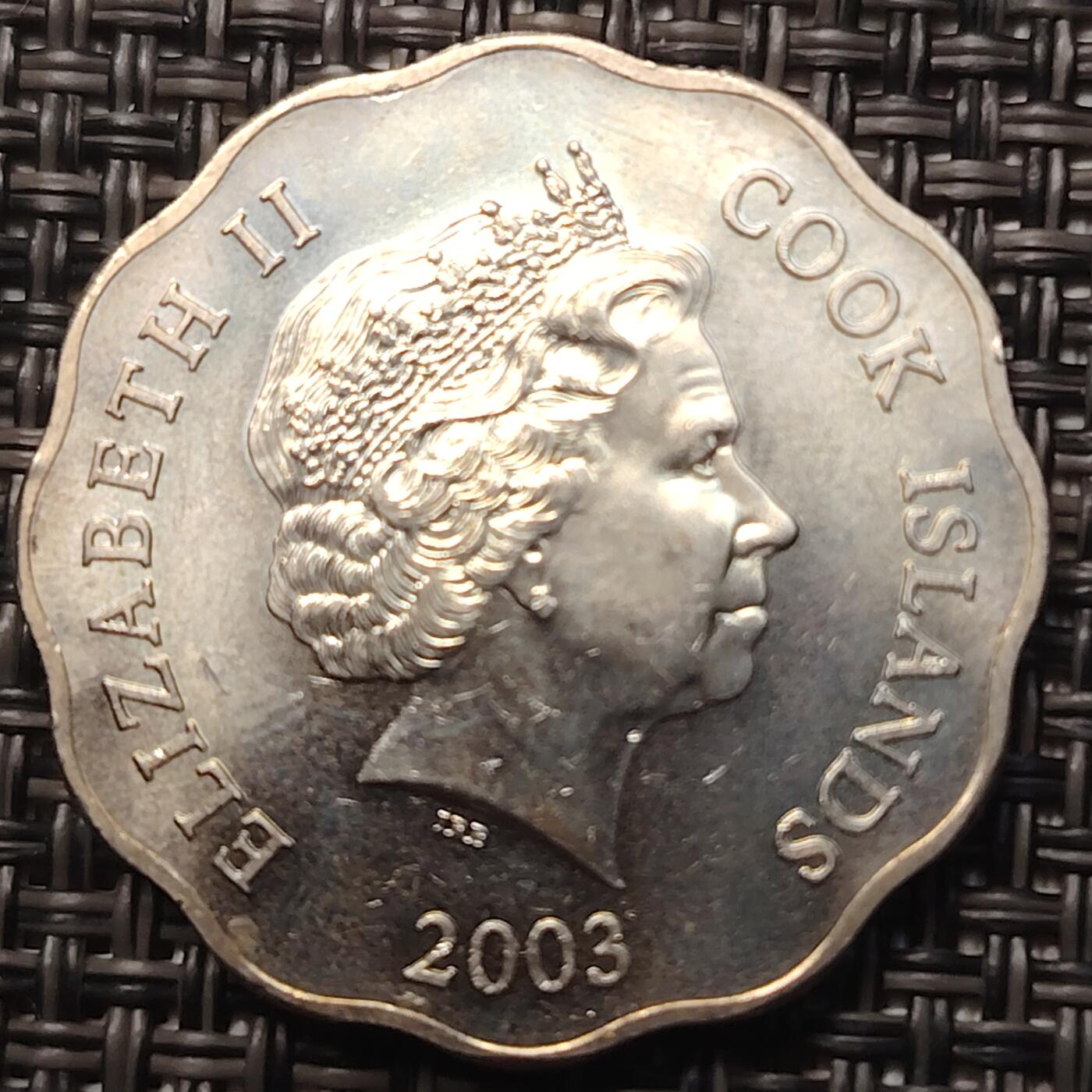 布加迪🐬～世界钱币(上海)🌾第 258 期 /  各国套币和散币 库克岛 2003年 1元