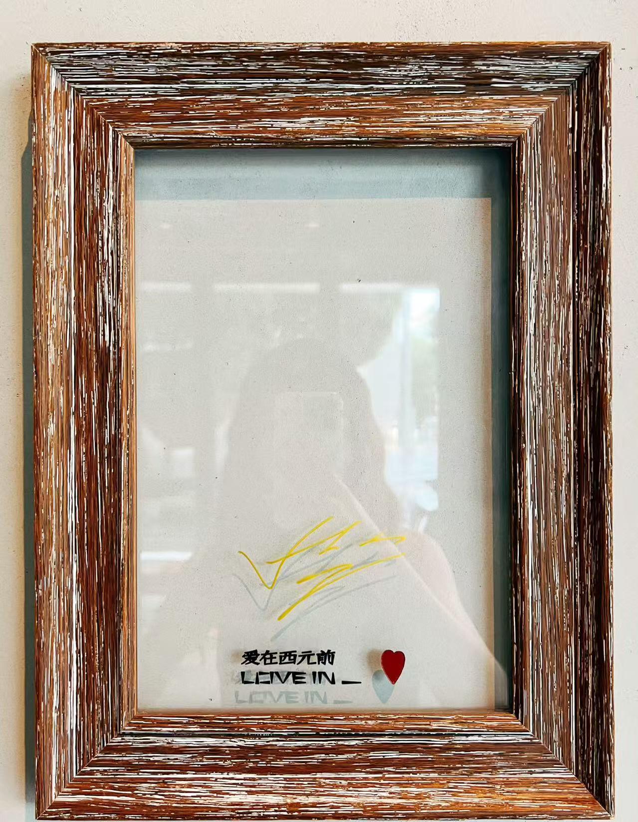 零元拍：周杰伦亲签＃024经典黄油曲奇 精美收藏礼盒，每一块曲奇都是脍炙人口的歌词……三里屯024号小白楼的“爱在西元前咖啡面包店”是周董打造的主题咖啡店，店内设计融入大量其音乐元素，如《告白气球》《稻香》等歌曲命名的甜品，以及标志性的24K鎏金三角钢琴。该楼也被称为“024小白楼”，除咖啡店外，（曲奇大概率已过保质期，仅供收藏，禁止使用，特此说明）