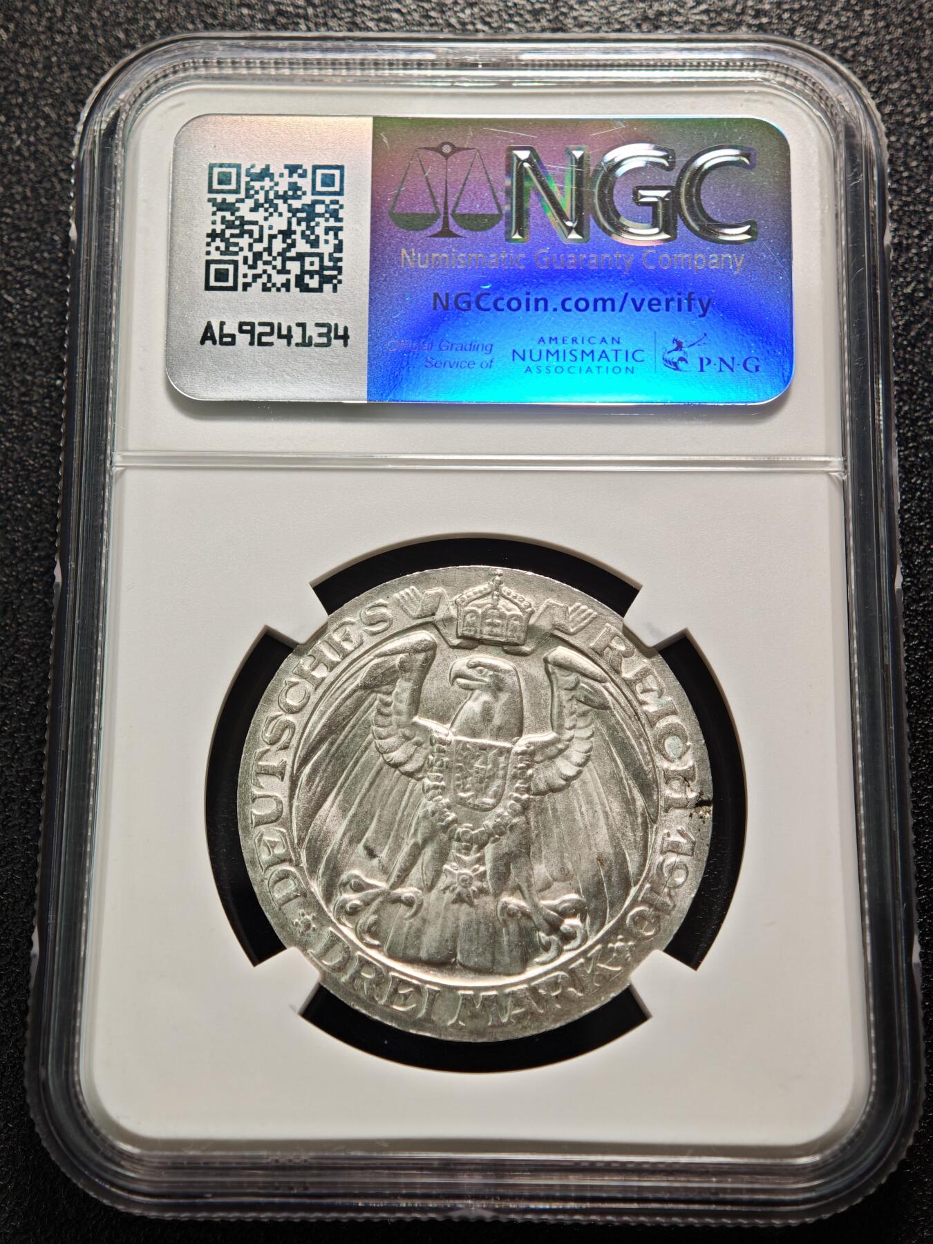 【德藏】世界币章拍卖第152期（拍品征集中~欢迎藏友联系） 1910年 德国柏林大学3马克 原光极强 转光十足 背面明显币胚缺陷使得具有错币趣味 原光品相及错版趣味一同呈现 NGC MS63