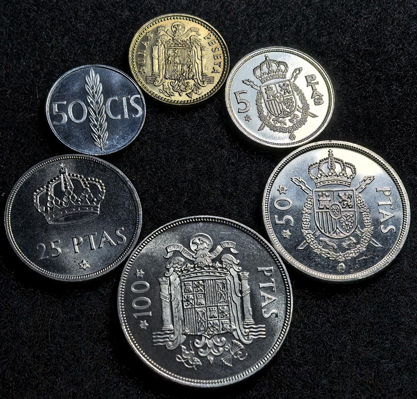 西班牙、丹属西印度、法属殖民地、乌拉圭银币古铜币，周五晚上九点倒数截拍，满百包邮，可寄存半年，喜欢朋友微信扫描二维码可直接参拍 西班牙1975年国王胡安卡洛斯登基精制纪念币6枚