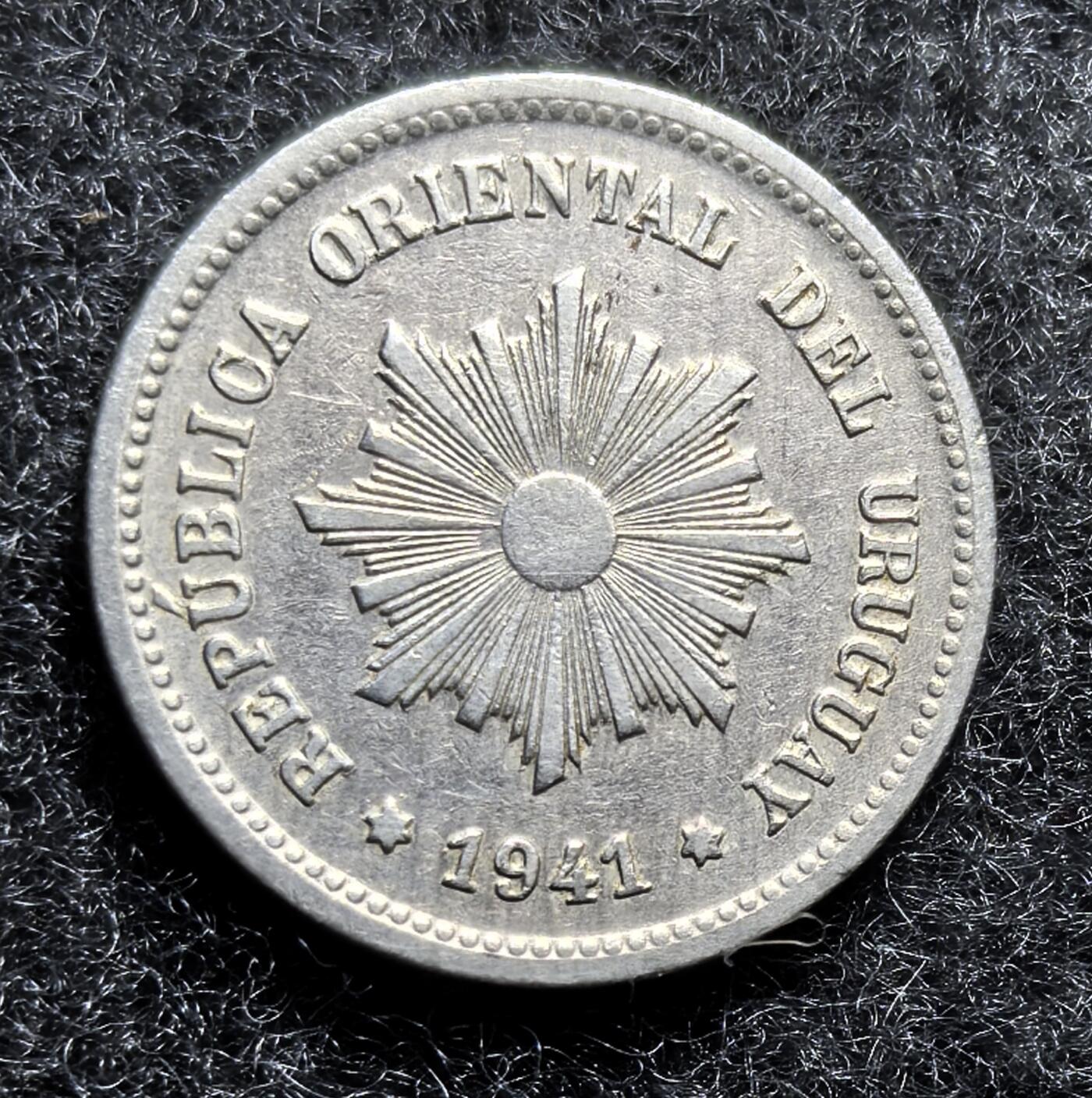西班牙、丹属西印度、法属殖民地、乌拉圭银币古铜币，周五晚上九点倒数截拍，满百包邮，可寄存半年，喜欢朋友微信扫描二维码可直接参拍 XF乌拉圭1941年5分，km21