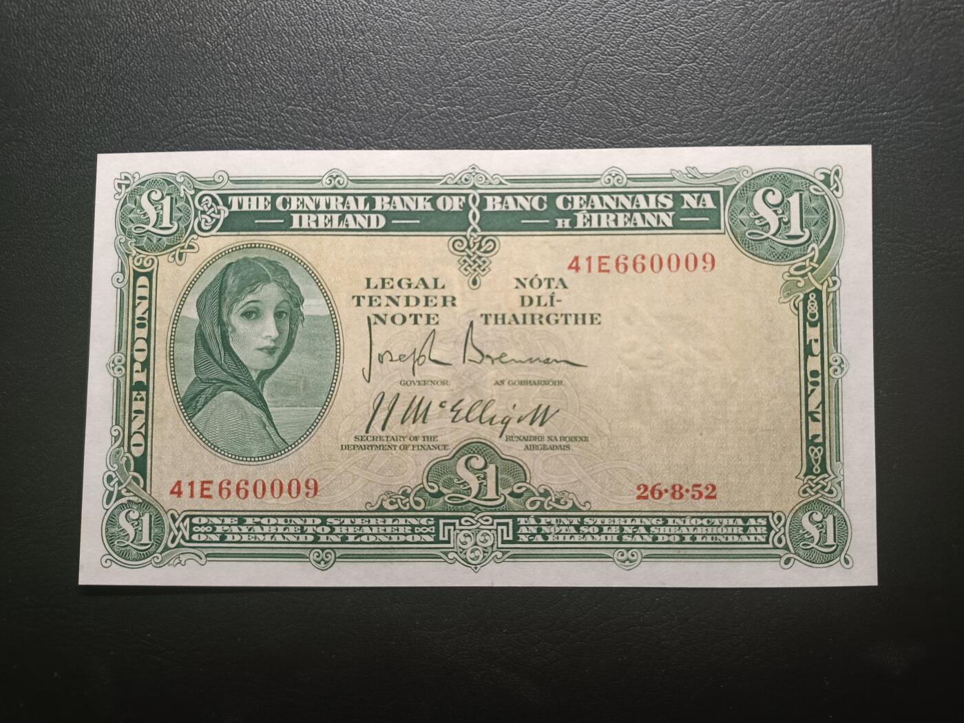 2025十一月第二期，总第200期 爱尔兰1952年1镑AUNC倒置号，早期下方有英爱两国货币互换协议的版本，爱尔兰人格化象征“拉维利夫人”