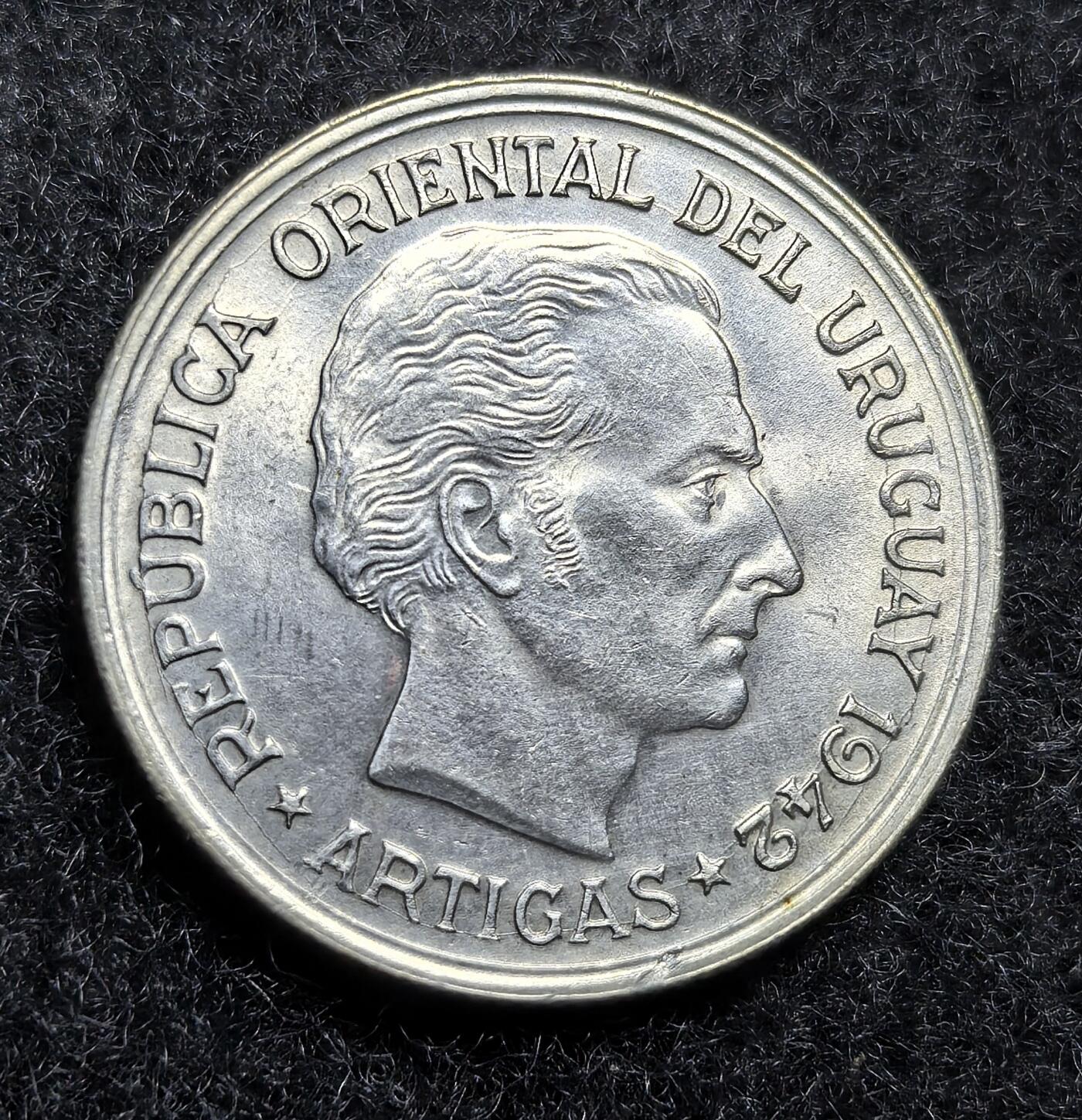 西班牙、丹属西印度、法属殖民地、乌拉圭银币古铜币，周五晚上九点倒数截拍，满百包邮，可寄存半年，喜欢朋友微信扫描二维码可直接参拍 全新品相乌拉圭1942年1比索银币，km30