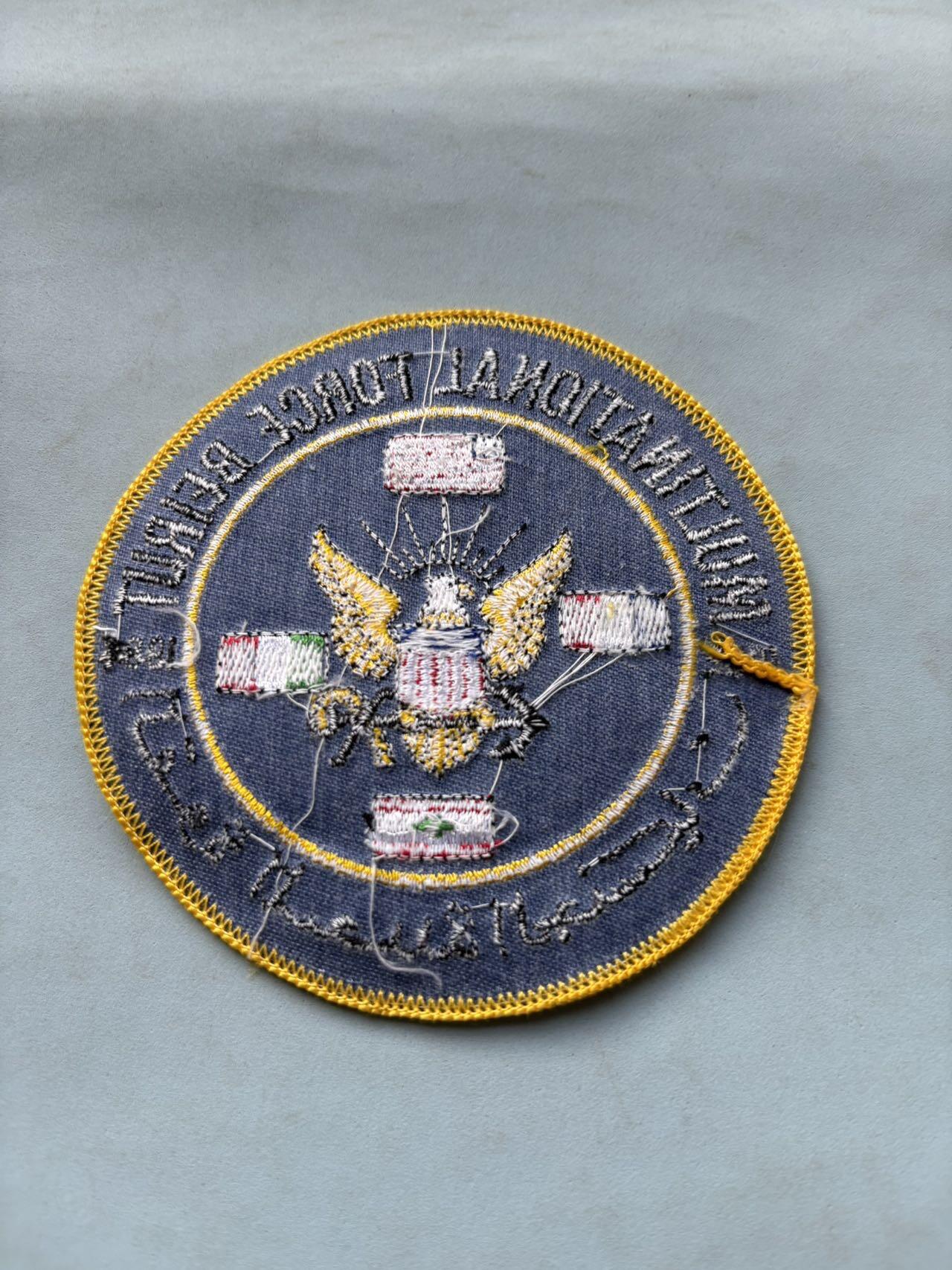 盛世勋华——号角文化勋章邮票专场拍卖第287期 贝鲁特多国部队1982-1984年臂章，大尺寸，代表1982-1984年期间美国、法国、意大利和黎巴嫩维和的多国维和力量，1982年黎巴嫩内战期间，以色列入侵黎巴嫩，巴解组织被围困于贝鲁特。为监督停火与巴解撤离，美国、法国、意大利等国组建多国部队进驻贝鲁特。这支部队虽以维和为初衷，却深陷地区冲突，期间发生多起袭击（如1983年美国兵营爆炸事件），最终于1984年撤离