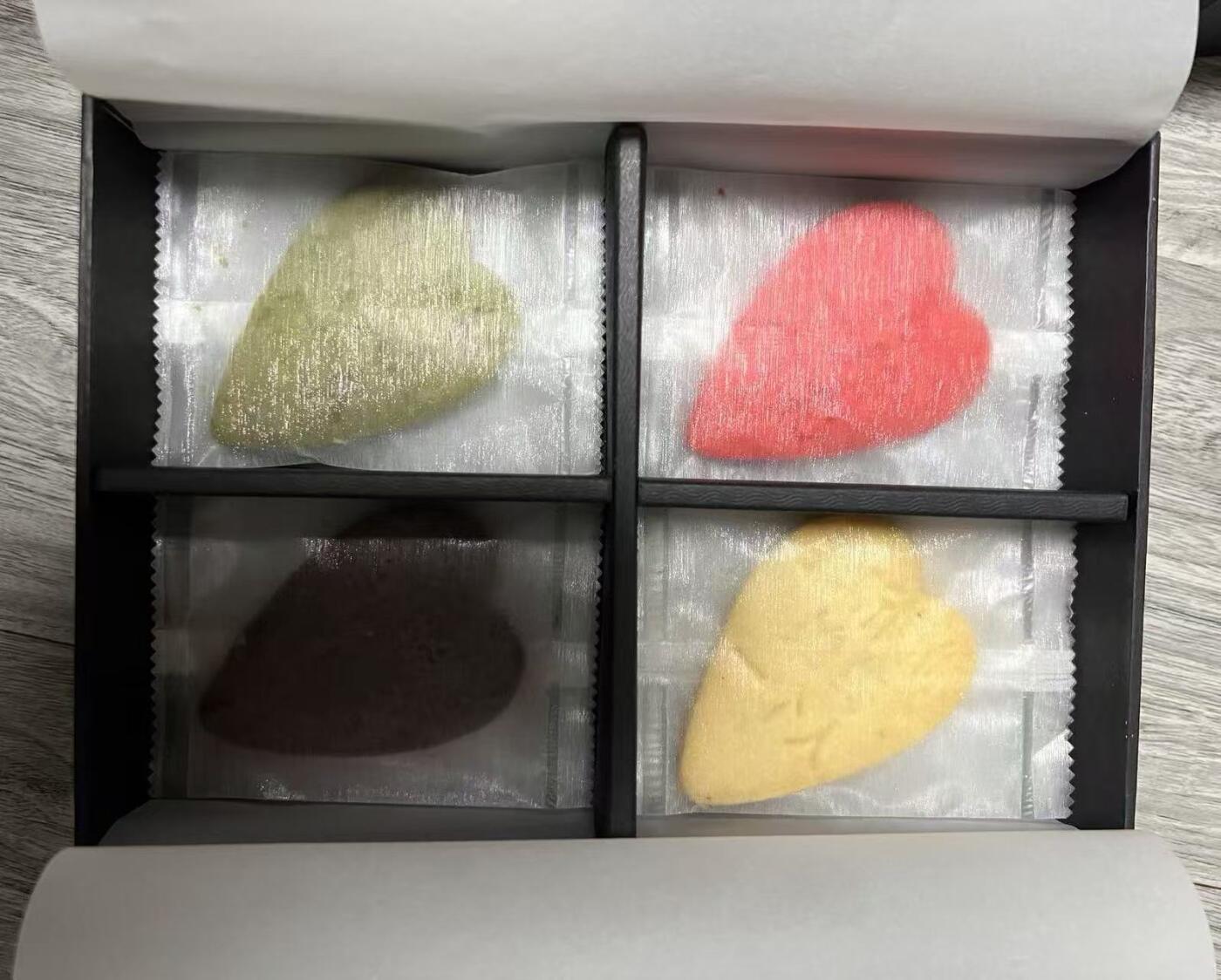 零元拍：周杰伦亲签＃024经典黄油曲奇 精美收藏礼盒，每一块曲奇都是脍炙人口的歌词……三里屯024号小白楼的“爱在西元前咖啡面包店”是周董打造的主题咖啡店，店内设计融入大量其音乐元素，如《告白气球》《稻香》等歌曲命名的甜品，以及标志性的24K鎏金三角钢琴。该楼也被称为“024小白楼”，除咖啡店外，（曲奇大概率已过保质期，仅供收藏，禁止使用，特此说明）