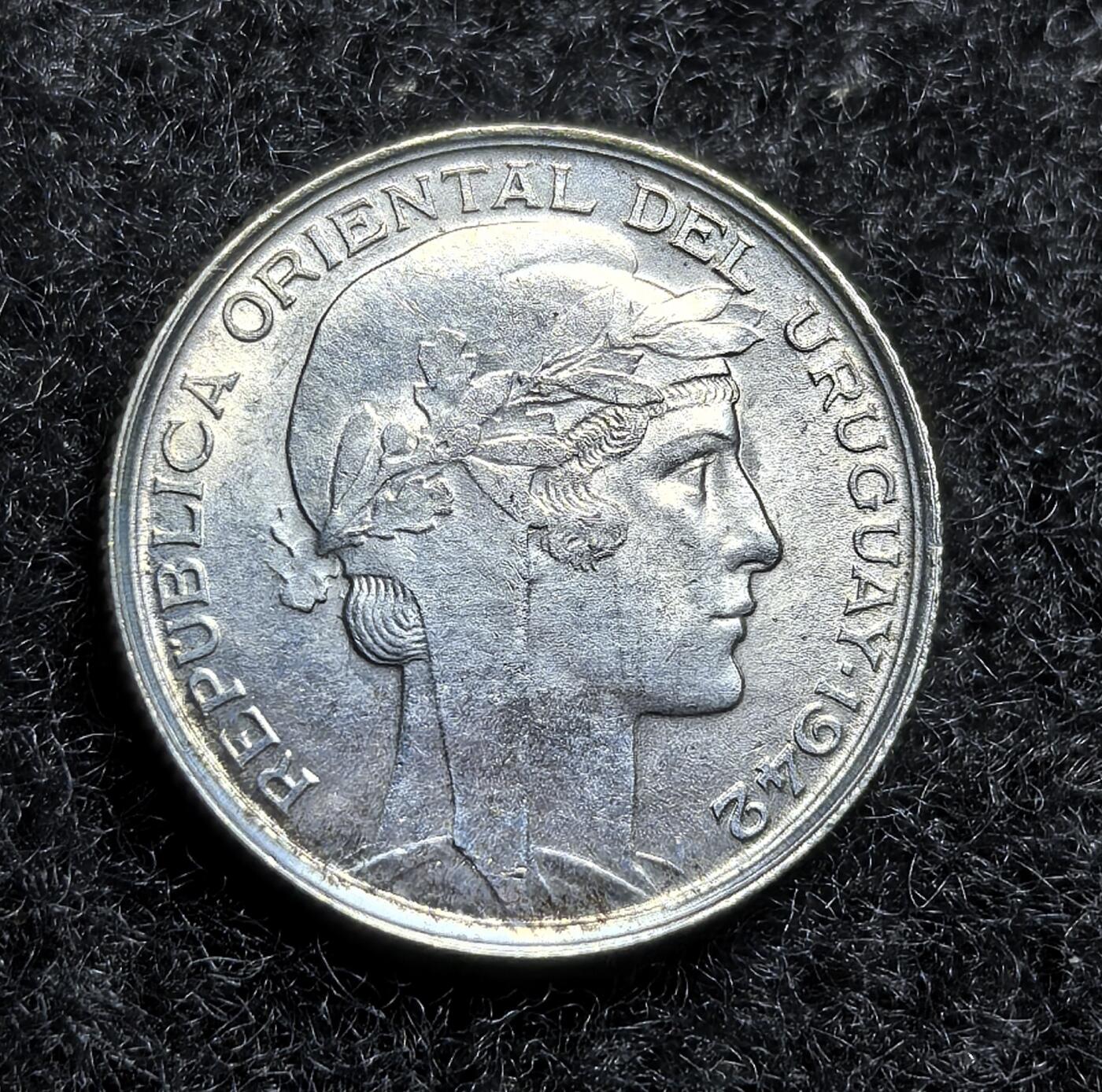 西班牙、丹属西印度、法属殖民地、乌拉圭银币古铜币，周五晚上九点倒数截拍，满百包邮，可寄存半年，喜欢朋友微信扫描二维码可直接参拍 UNC品相乌拉圭1942年20分银币，km29