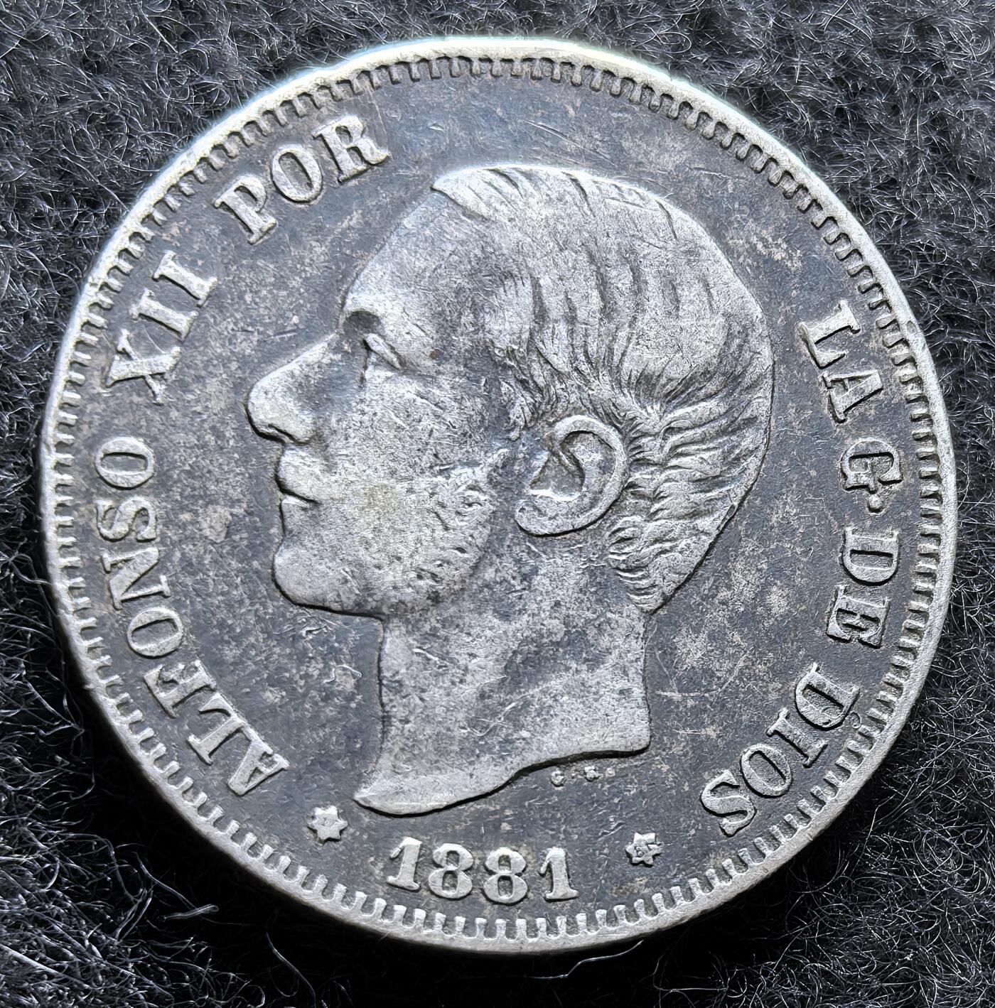 西班牙、丹属西印度、法属殖民地、乌拉圭银币古铜币，周五晚上九点倒数截拍，满百包邮，可寄存半年，喜欢朋友微信扫描二维码可直接参拍 XF品相西班牙1881年2比塞塔银币，km678.2