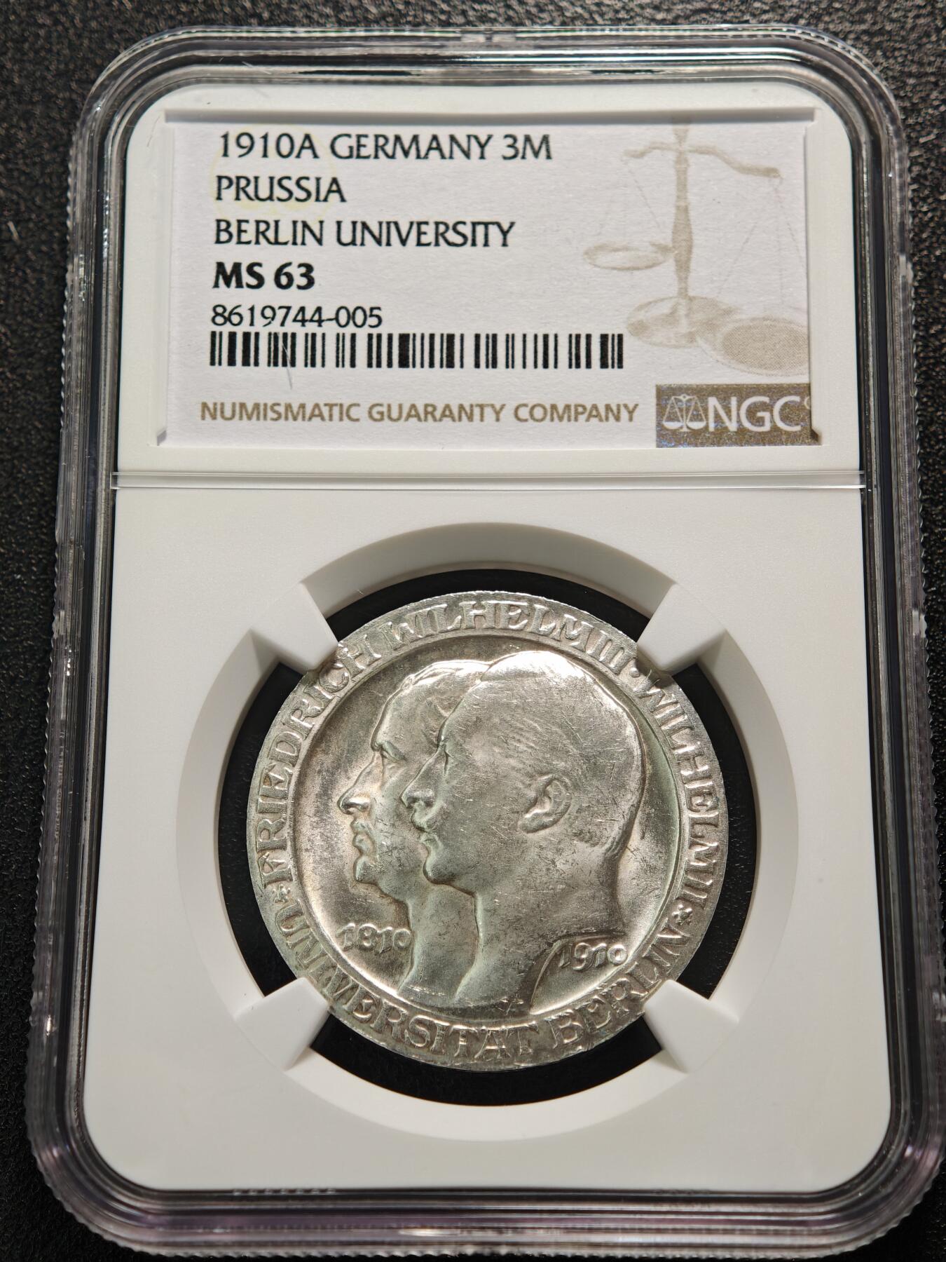 【德藏】世界币章拍卖第152期（拍品征集中~欢迎藏友联系） 1910年 德国柏林大学3马克 原光极强 转光十足 背面明显币胚缺陷使得具有错币趣味 原光品相及错版趣味一同呈现 NGC MS63
