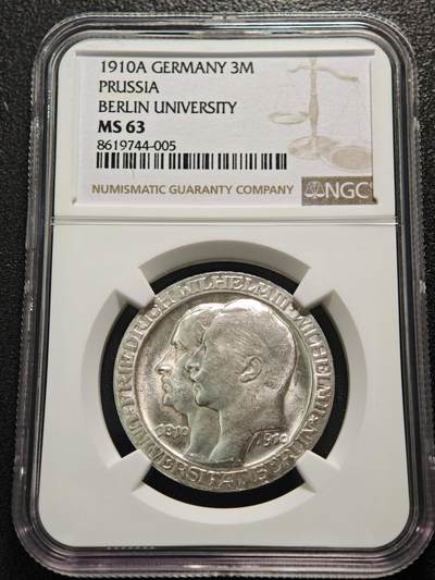 【德藏】世界币章拍卖第152期（拍品征集中~欢迎藏友联系） - 1910年 德国柏林大学3马克 原光极强 转光十足 背面明显币胚缺陷使得具有错币趣味 原光品相及错版趣味一同呈现 NGC MS63