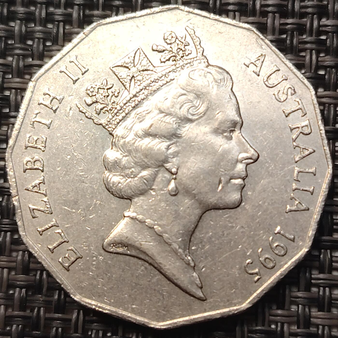 布加迪🐬～世界钱币(上海)🌾第 258 期 /  各国套币和散币 澳大利亚🇦🇺 1995年 50分多边形币 二战结束50周年纪念币