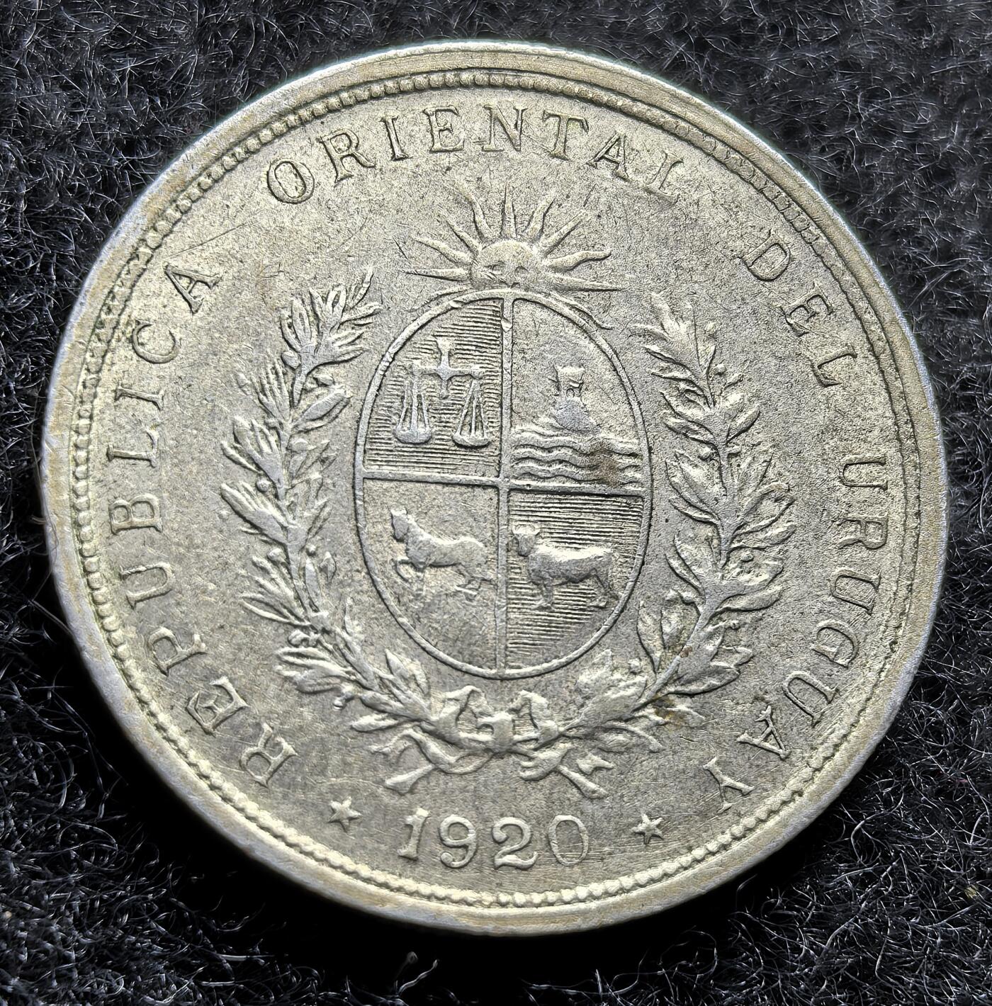 西班牙、丹属西印度、法属殖民地、乌拉圭银币古铜币，周五晚上九点倒数截拍，满百包邮，可寄存半年，喜欢朋友微信扫描二维码可直接参拍 好品相乌拉圭1920年20分银币，km24